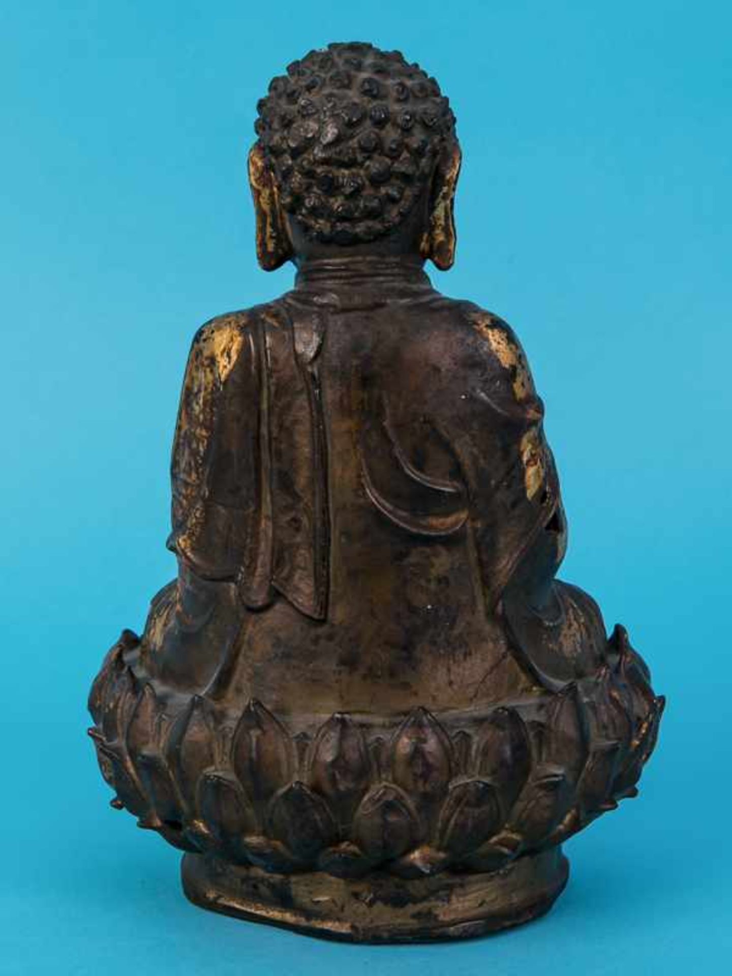 Buddha-Plastik, Tibet/China, 16. - 18. Jh. Bronze mit originaler Vergoldung; auf Lotusblütensockel - Image 6 of 8