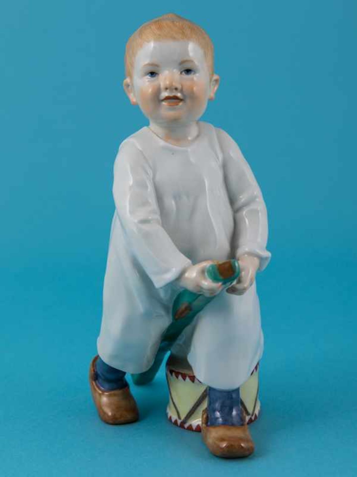 Figur "Kind mit Stecken und Trommel"; Entwurf: Julius Konrad Hentschel (1872 - 1907); Meissen, 1982. - Image 2 of 8