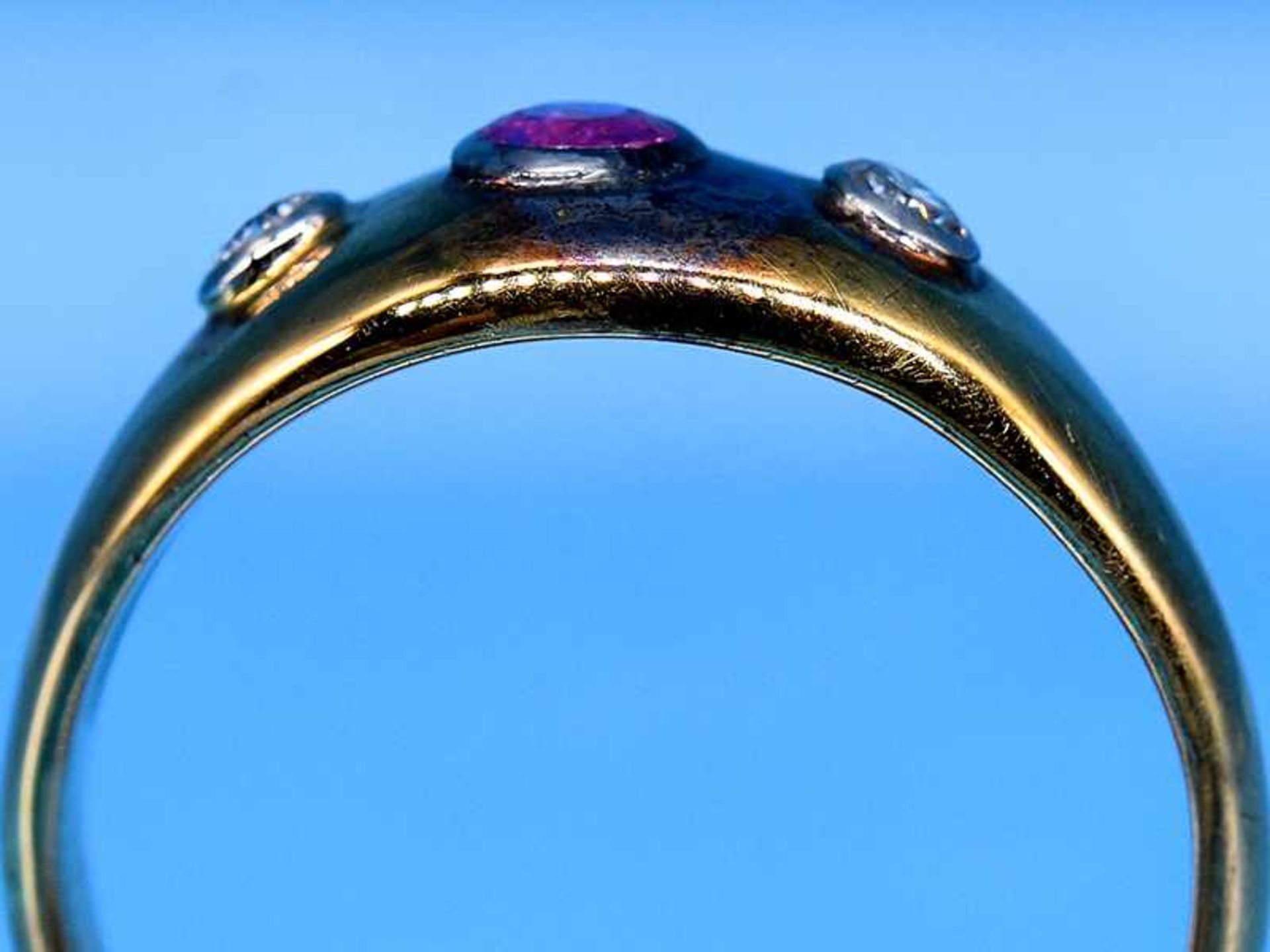 Bandring mit Rubin und 2 Brillanten, zusammen ca. 0,1 ct, 80- er Jahre 585/- Gelbgold. Gesamtgewicht - Bild 3 aus 4