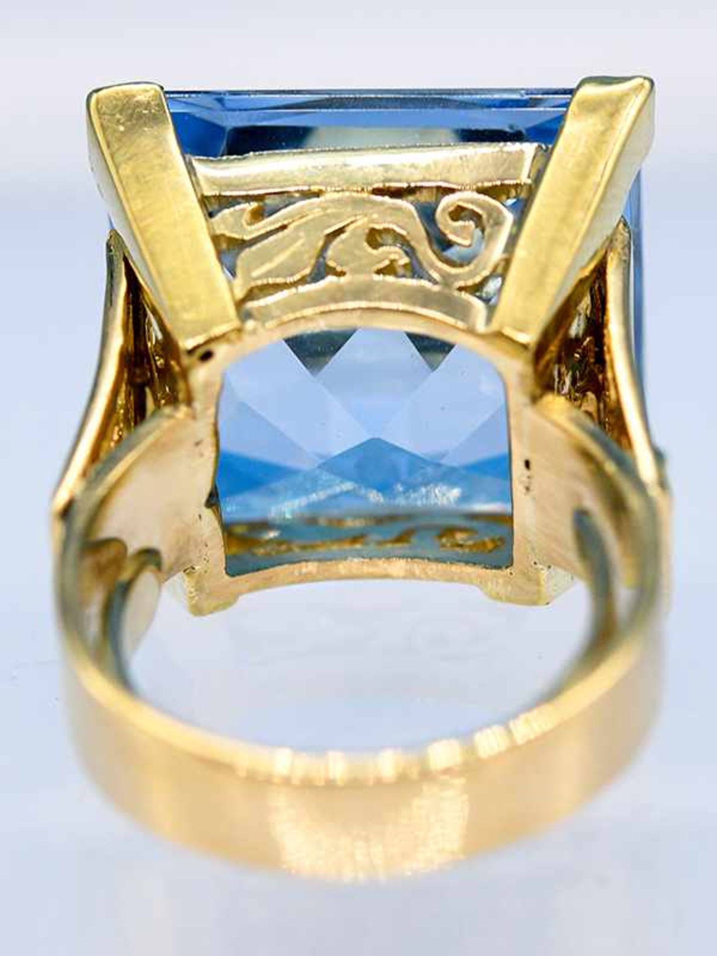 Massiver Ring mit Topas, Goldschmiedearbeit, 20. Jh. 585/- Gelbgold. Gesamtgewicht ca. 17,1 g. - Bild 5 aus 5