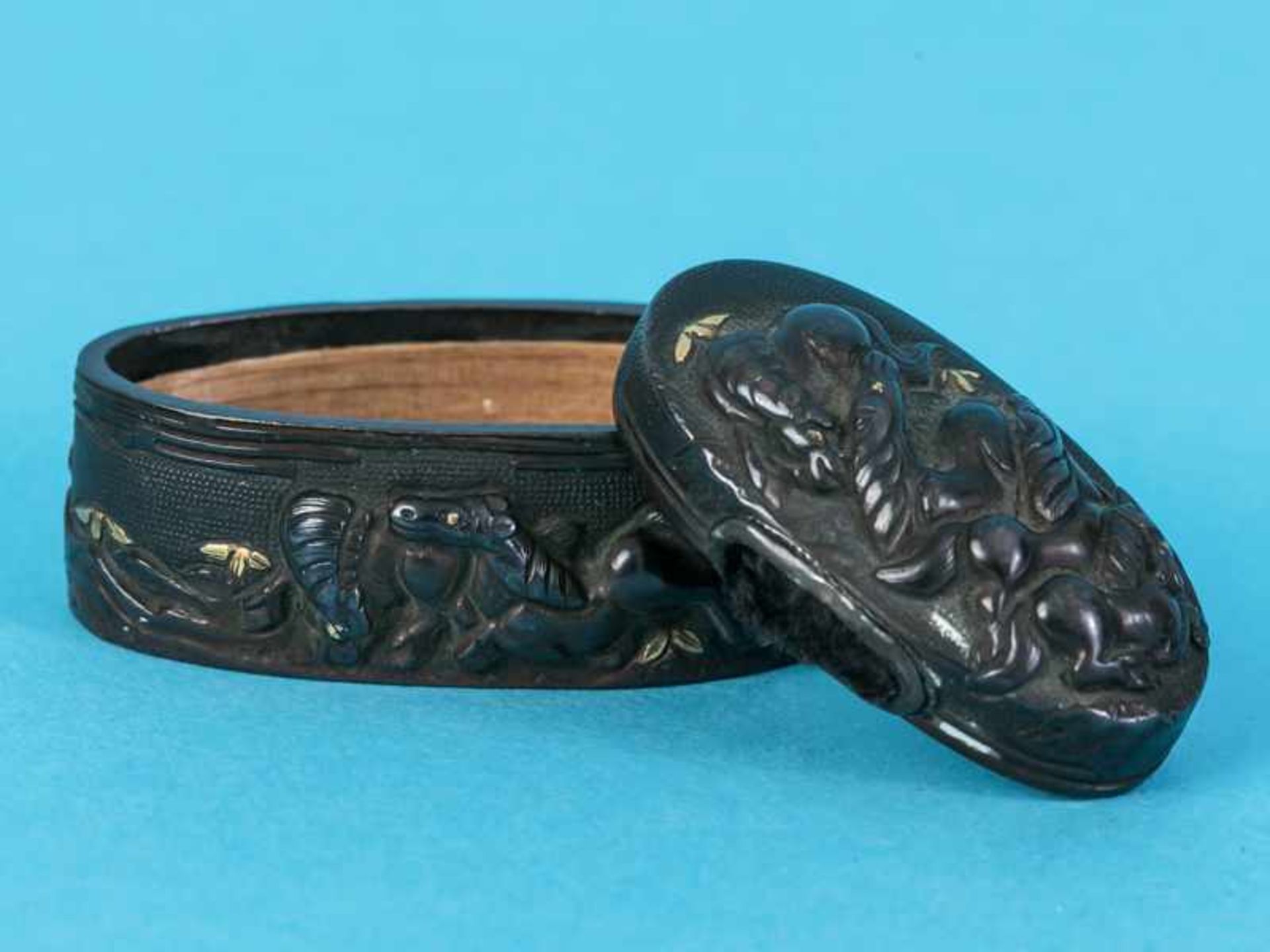 Fuchi Kashira und Kozuka, Japan, Meiji-Zeit. Shakudo mit Vergoldungen und Kupfer; mit reliefierten - Bild 6 aus 7