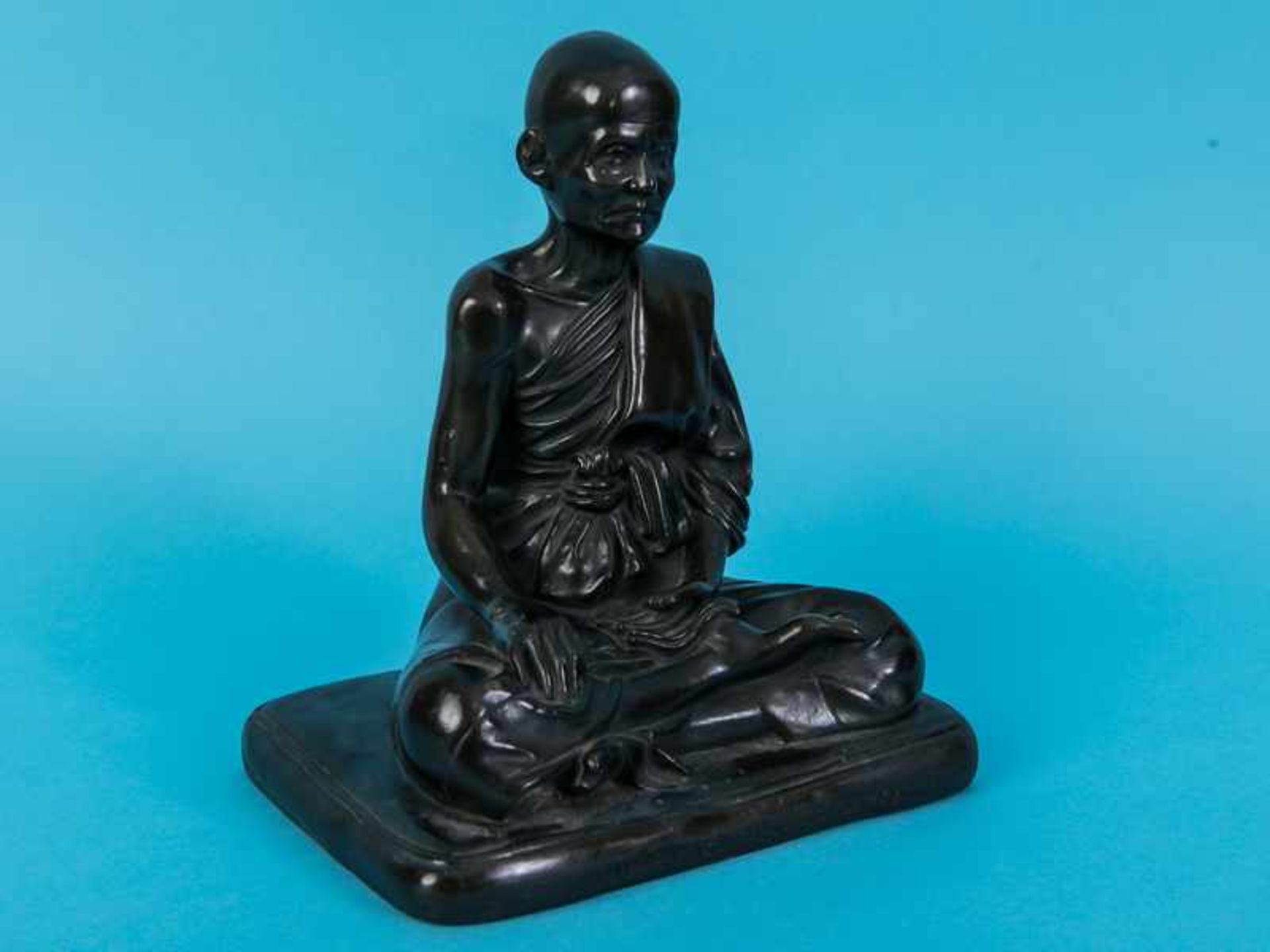 Figurenplastik "Buddhistischer Mönch", Thailand, 19./20. Jh. Bronze, dunkelbraunfarbig patiniert; - Image 5 of 9