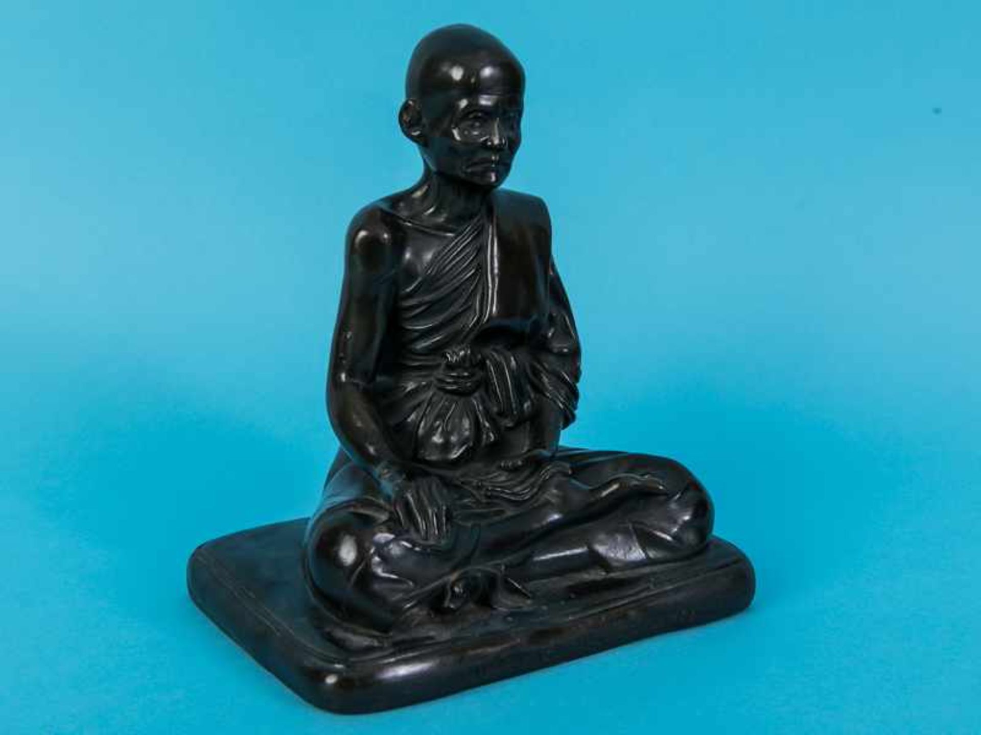 Figurenplastik "Buddhistischer Mönch", Thailand, 19./20. Jh. Bronze, dunkelbraunfarbig patiniert; - Bild 5 aus 9