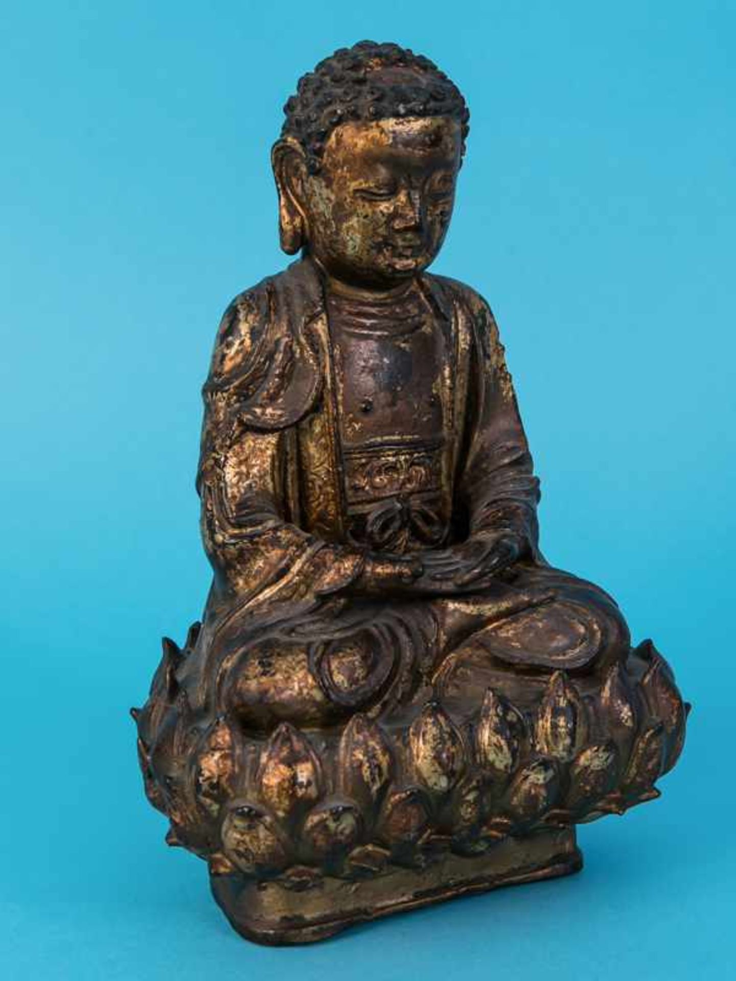 Buddha-Plastik, Tibet/China, 16. - 18. Jh. Bronze mit originaler Vergoldung; auf Lotusblütensockel - Image 4 of 8