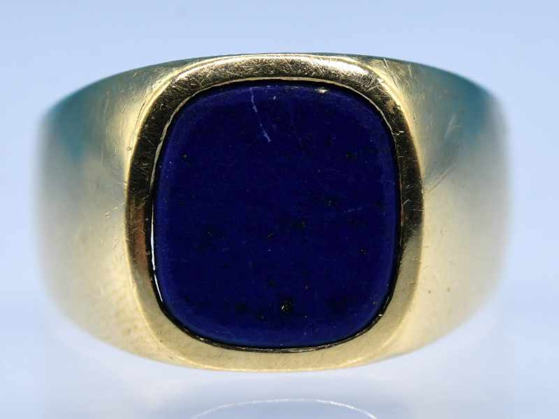 Siegelring mit Lapislazuli, 20. Jh. 585/- Gelbgold. Gesamtgewicht ca. 10,8 g. Stilisierte, breite