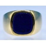 Siegelring mit Lapislazuli, 20. Jh. 585/- Gelbgold. Gesamtgewicht ca. 10,8 g. Stilisierte, breite