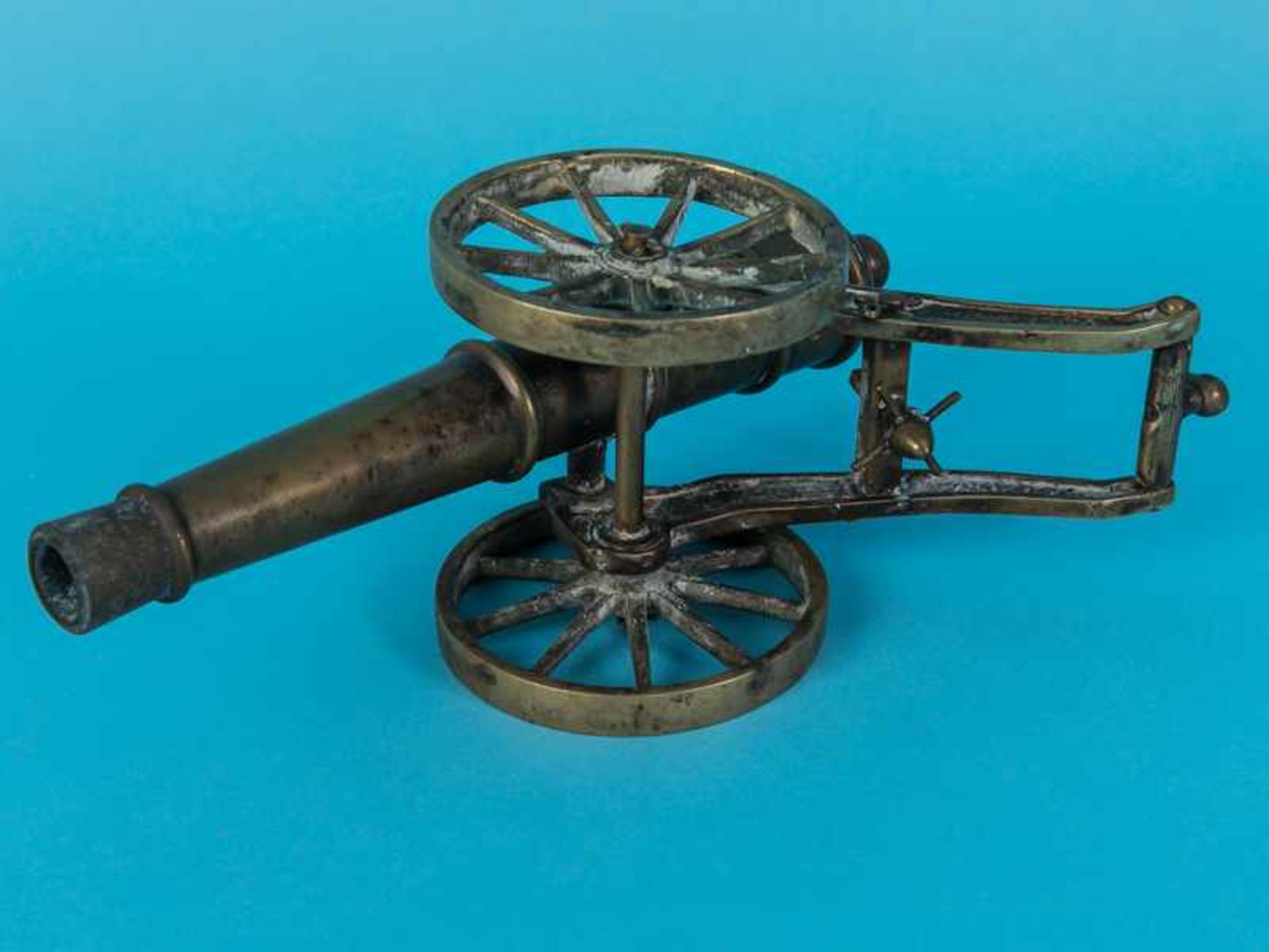 Modellkanone mit Lafette, um 1900. Messing; schwenkbare Kanone auf 2-rädriger Lafette montiert; - Bild 8 aus 8