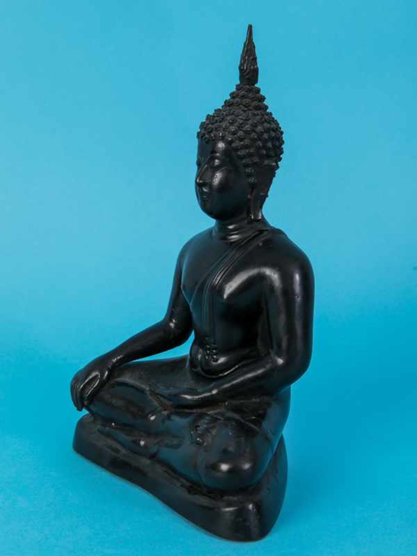 Buddha-Figurenplastik "Bhumisparsha", Thailand, 19./20. Jh. Bronze, schwarzfarbige Patina; auf - Bild 8 aus 8