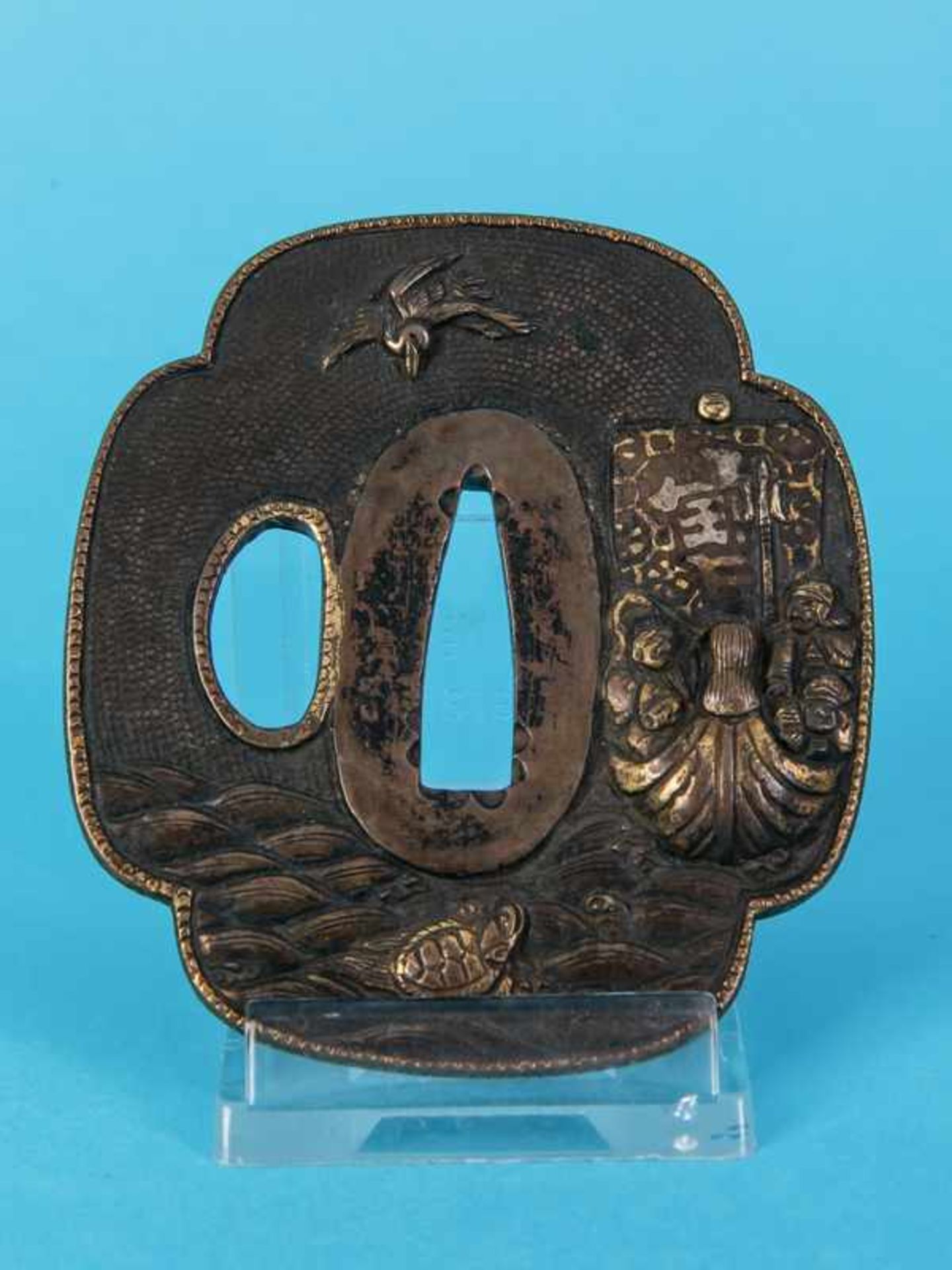 Tsuba mit seltenem Schiffsmotiv, Japan, 18./19. Jh. Shakudo mit Versilberung und Vergoldungen; 4-