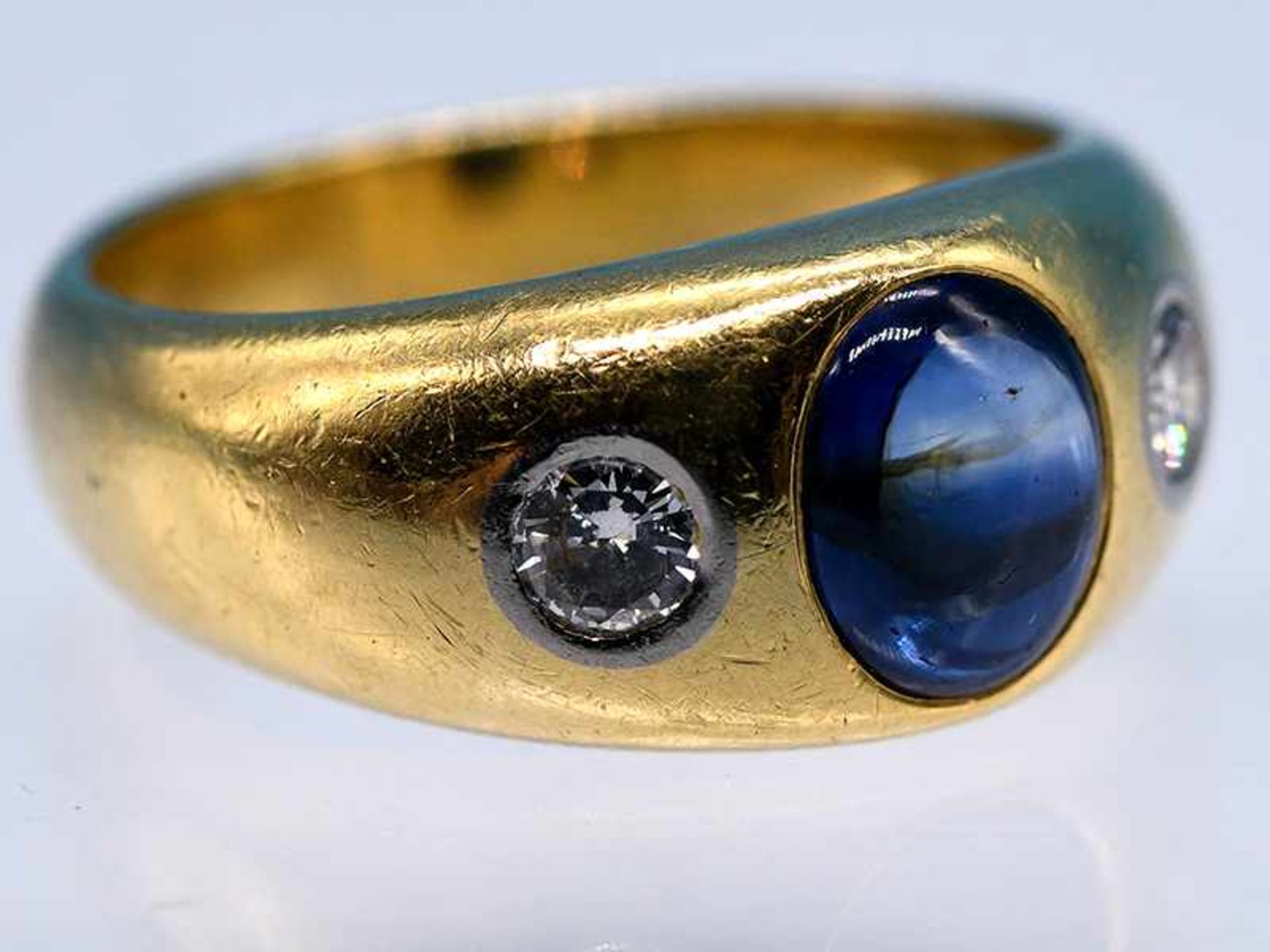 Bandring mit Saphir-Cabochon und 2 Brillanten, zusammen ca. 0,3 ct, Goldschmiedearbeit, 90- Jahre. - Bild 2 aus 5