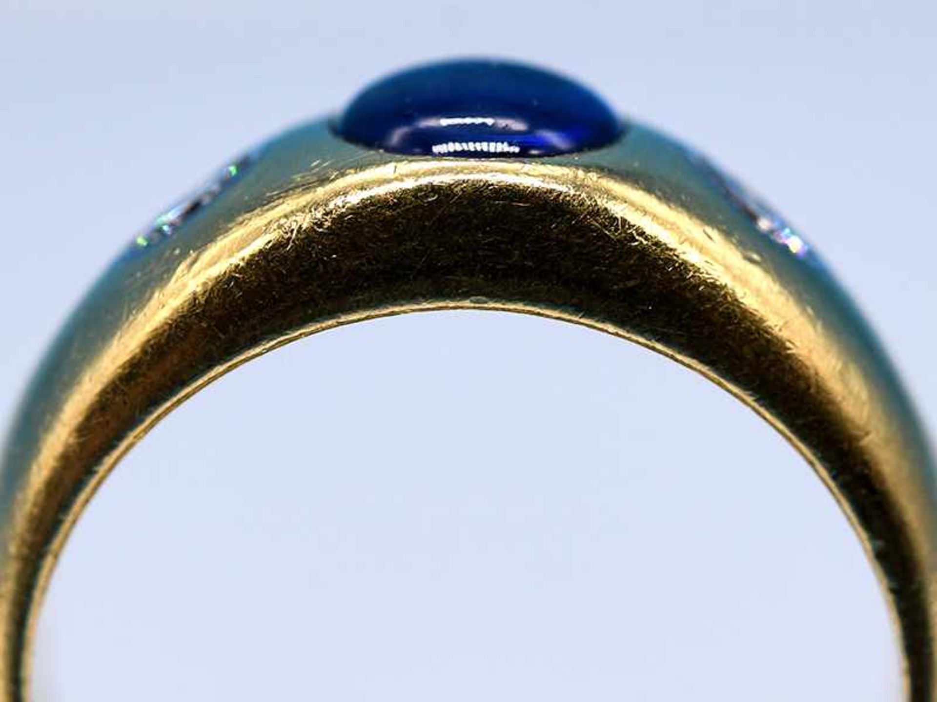 Bandring mit Saphir-Cabochon und 2 Brillanten, zusammen ca. 0,3 ct, Goldschmiedearbeit, 90- Jahre. - Bild 3 aus 5