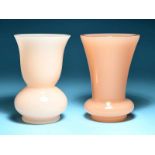 2 Vasen "Cenedese", Murano , 1970er Jahre. Opakes dickwandiges Glas in Nude-Rosé-Tönen; Höhe ca.