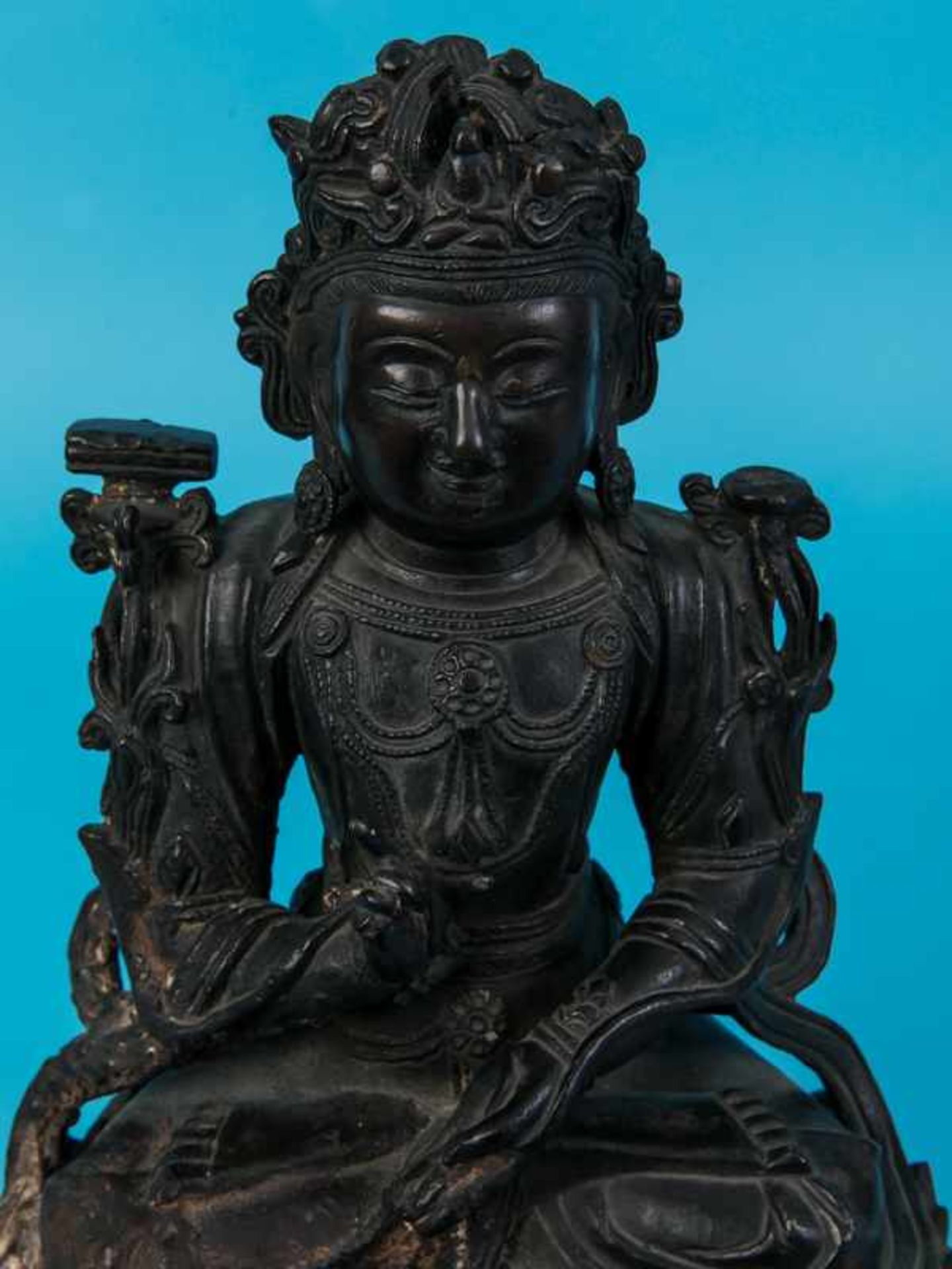 Buddha-Plastik "Tarjani Mudra"/Guan Yin, Tibet, 17./18. Jh. Bronze mit Resten von alter originaler - Bild 2 aus 9