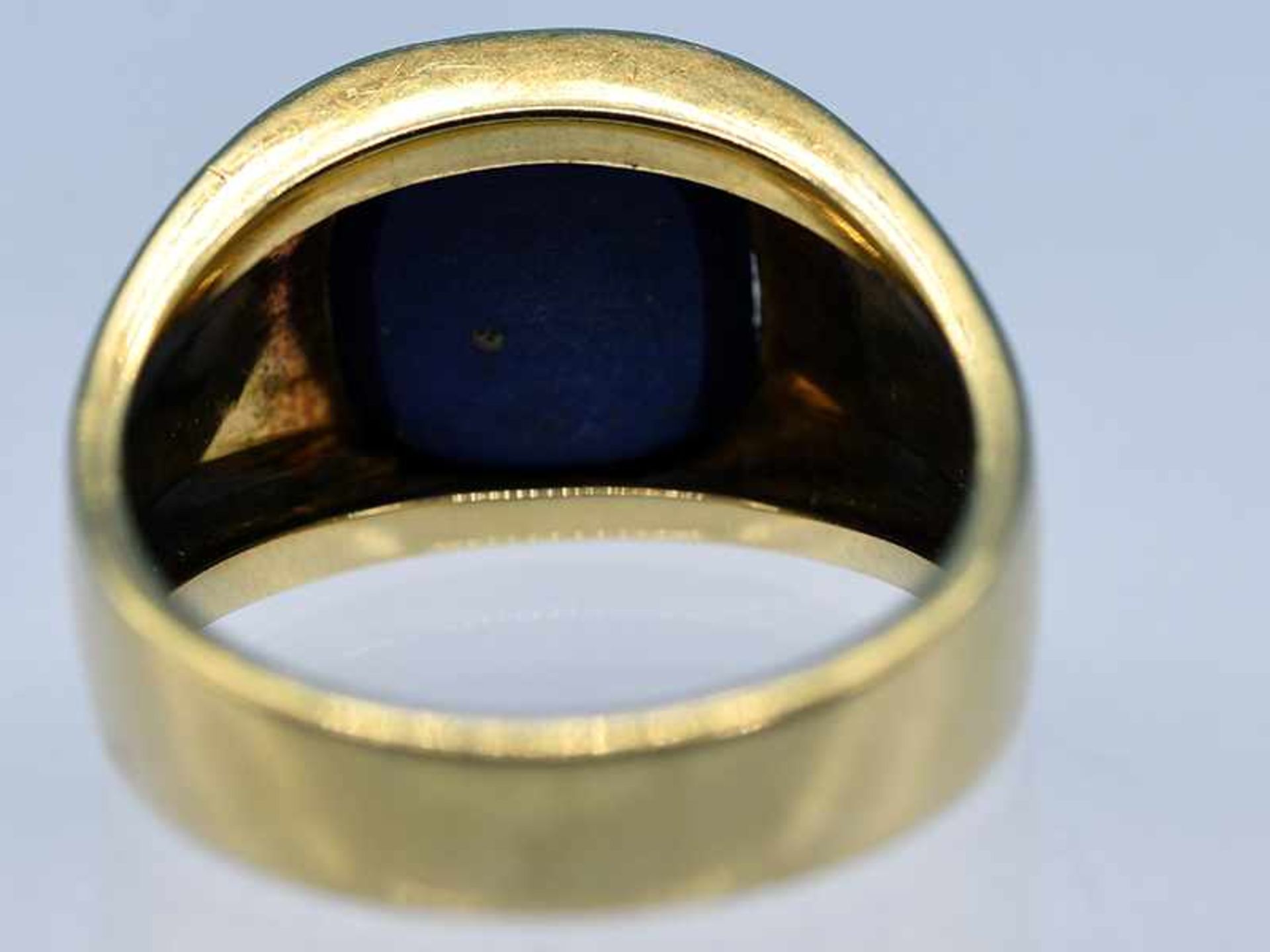 Siegelring mit Lapislazuli, 20. Jh. 585/- Gelbgold. Gesamtgewicht ca. 10,8 g. Stilisierte, breite - Bild 5 aus 5