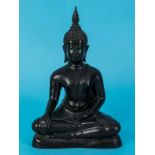 Buddha-Figurenplastik "Bhumisparsha", Thailand, 19./20. Jh. Bronze, schwarzfarbige Patina; auf