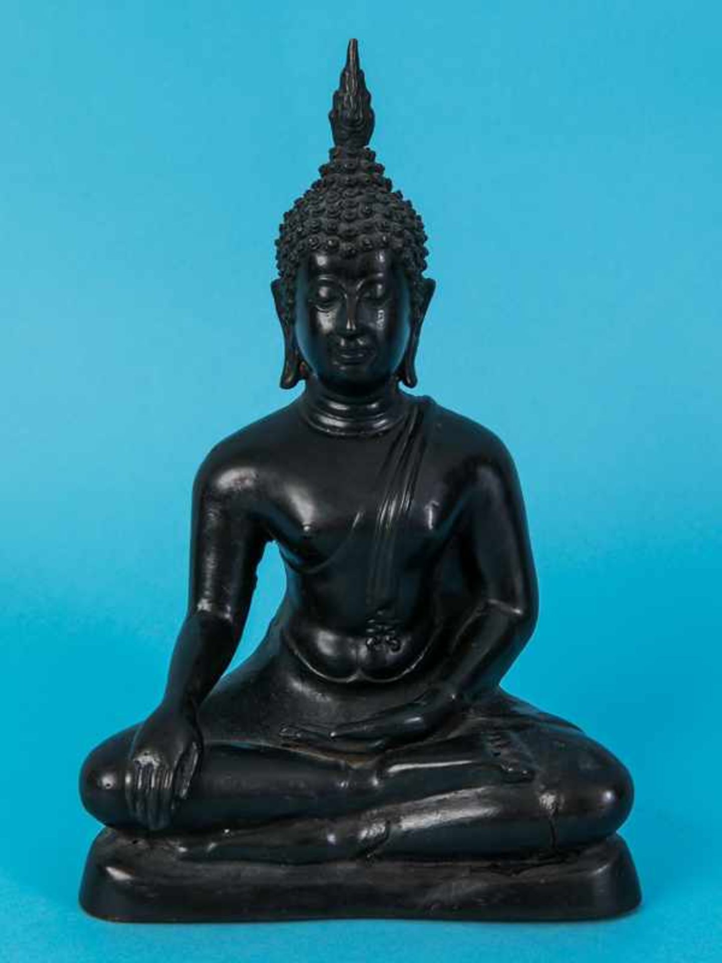 Buddha-Figurenplastik "Bhumisparsha", Thailand, 19./20. Jh. Bronze, schwarzfarbige Patina; auf