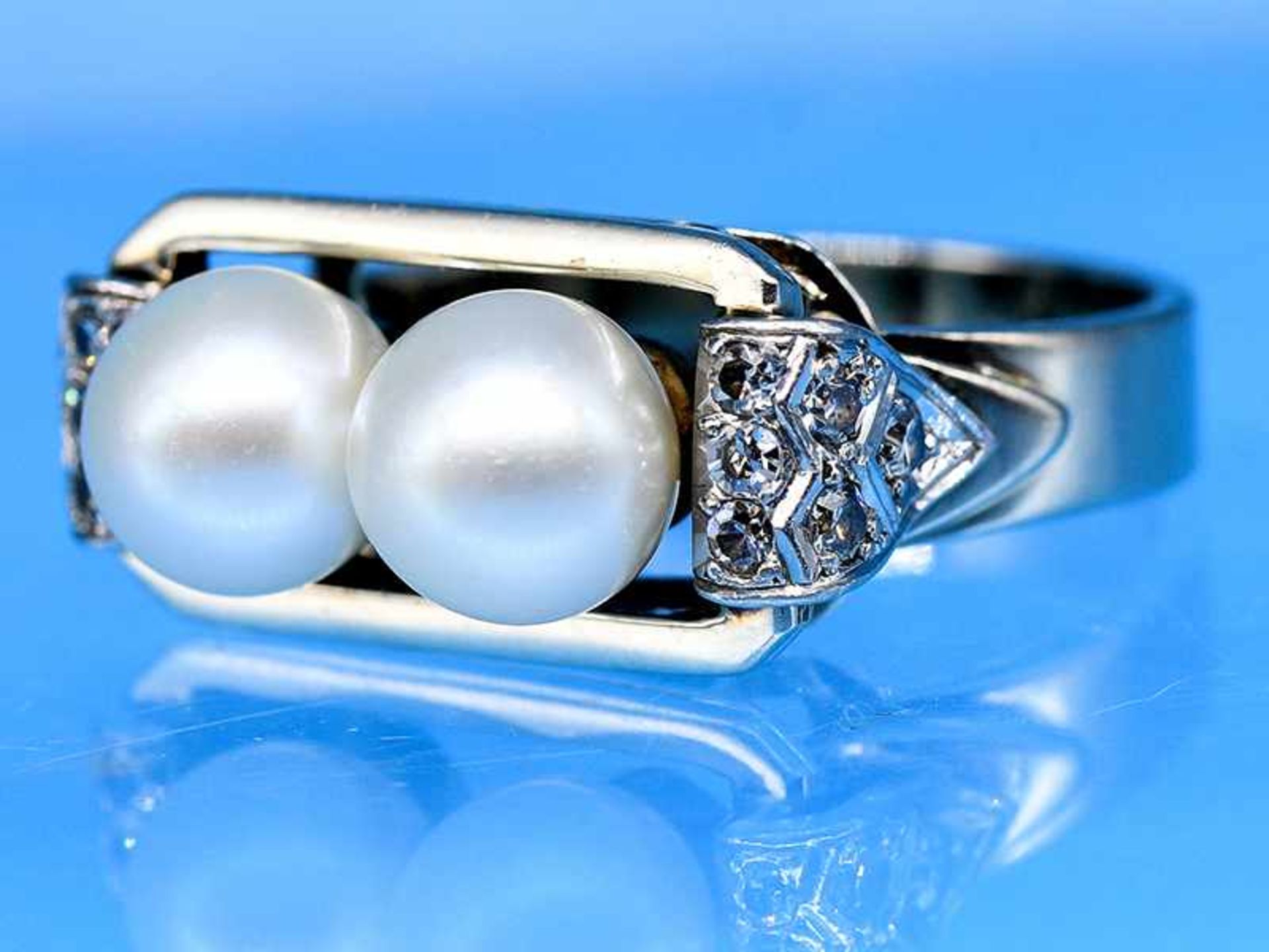 Ring mit 2 Akoja-Perlen und 12 kleinen Diamanten, zusammen ca. 0,12 ct, 70- er Jahre. 585/-