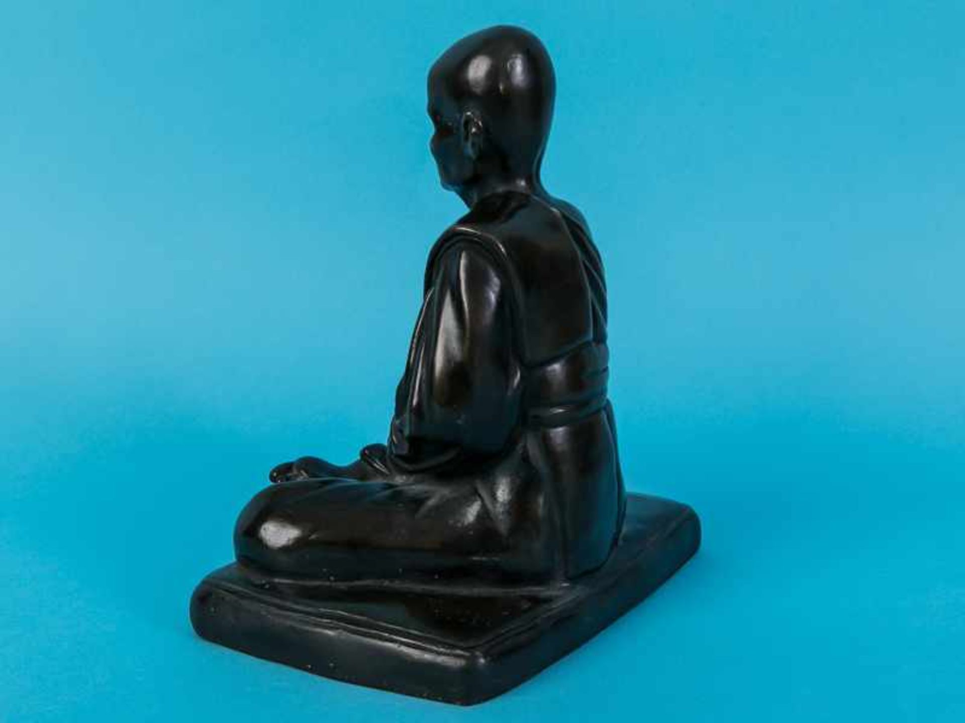 Figurenplastik "Buddhistischer Mönch", Thailand, 19./20. Jh. Bronze, dunkelbraunfarbig patiniert; - Image 8 of 9