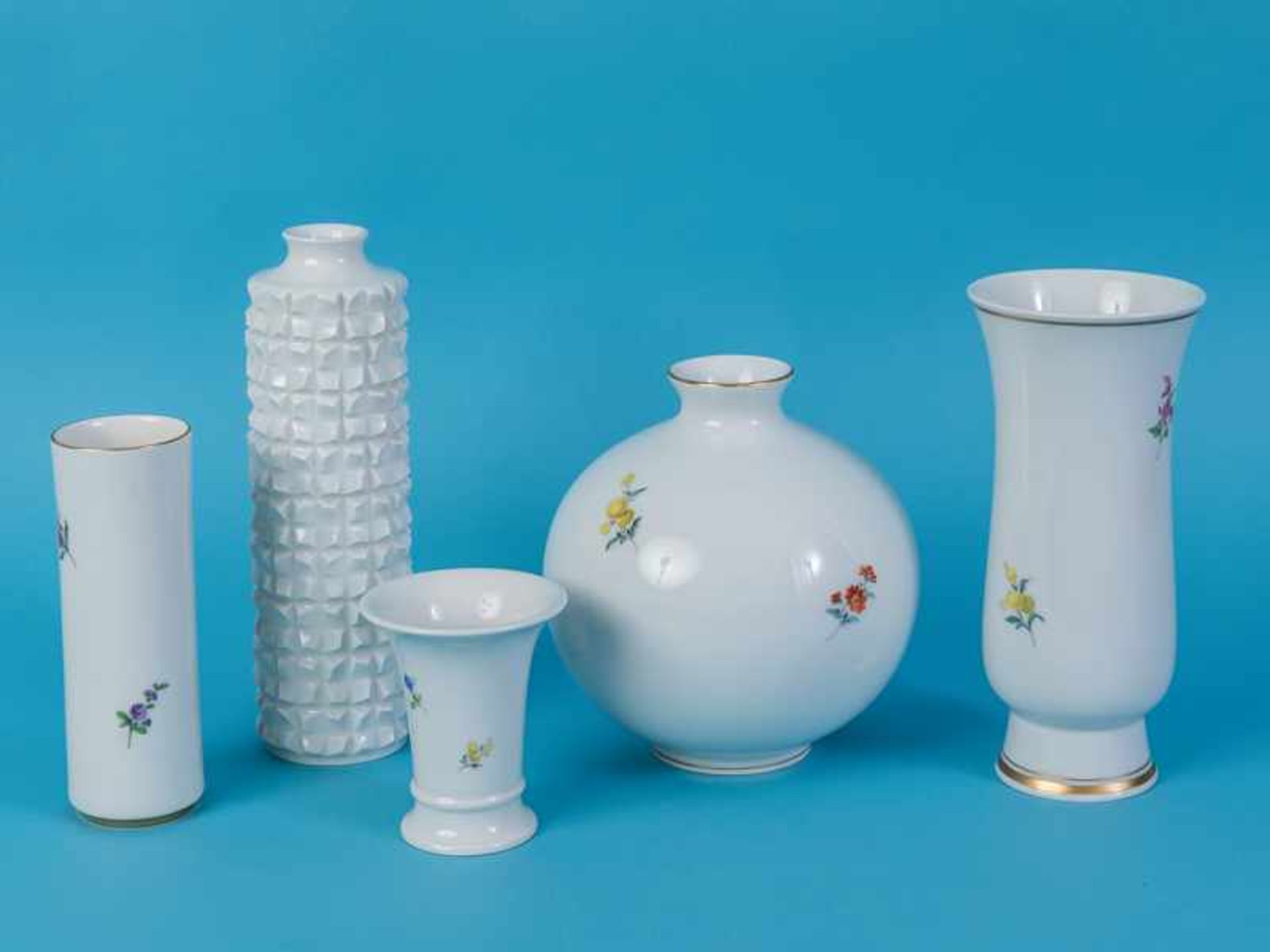 5 verschiedene Vasen, 4x "Deutsche Blume" + 1x Weiß/Design Ludwig Zepner; Meissen, 20. Jh. - Bild 2 aus 3