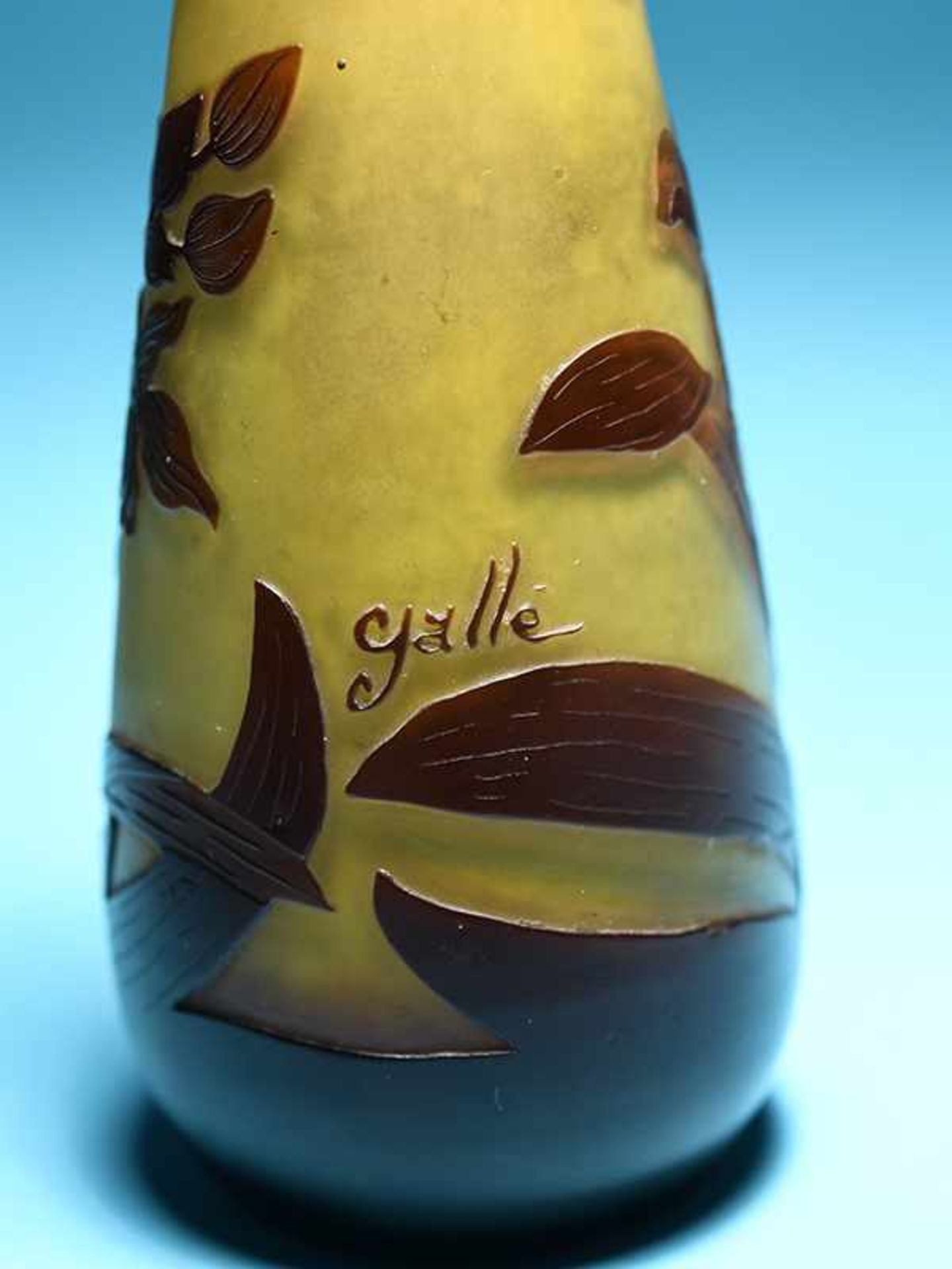 Kleine Jugendstil-Vase, Emile Gallé, Nancy/Frankreich, um 1900. Farbloses Schichtglas, gelblich - Bild 4 aus 4