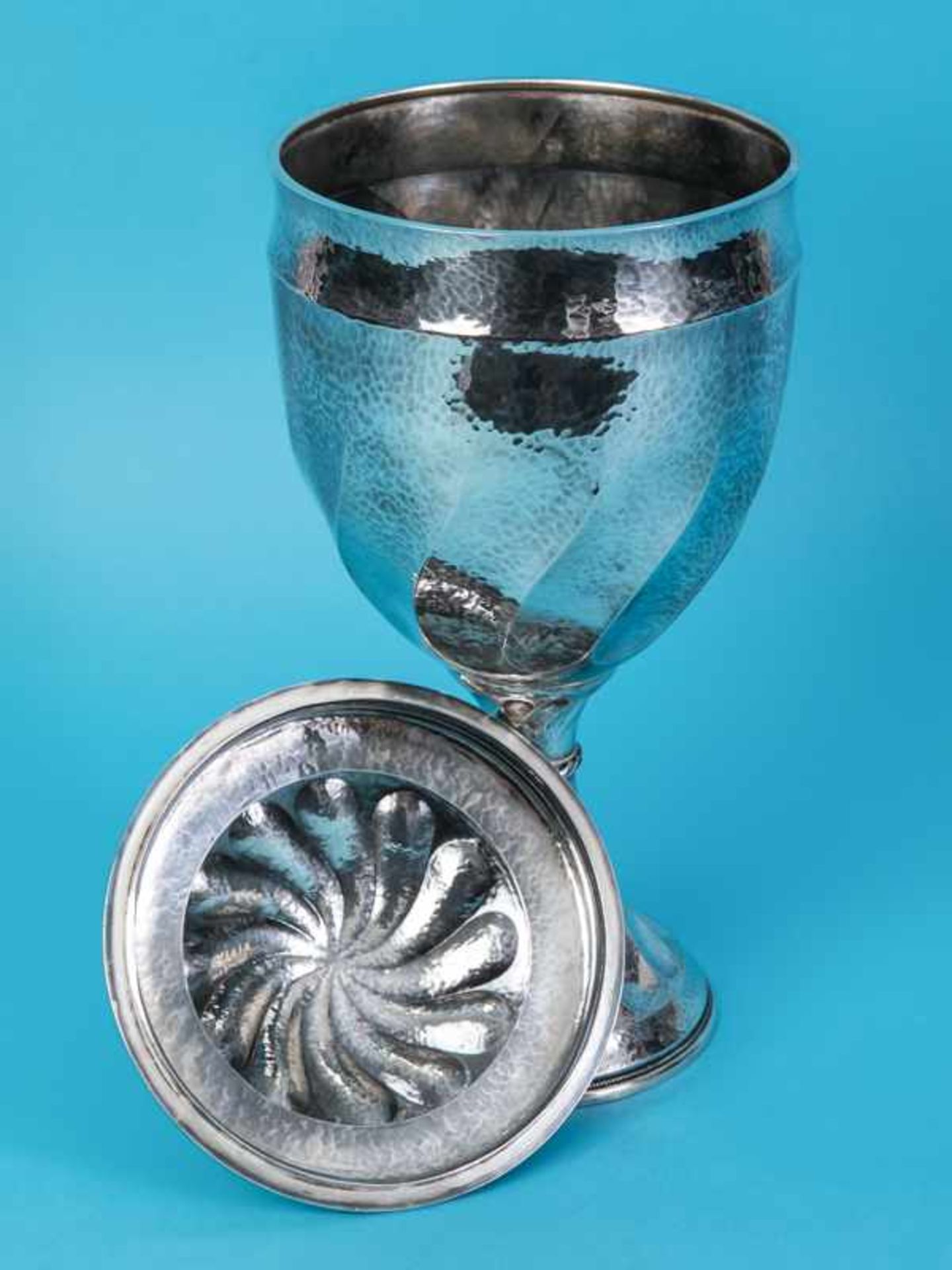 Großer Deckelpokal, Deutschland, Anfang 20. Jh. 935/-Silber, ca. 1083 g; rund gefußte Kelchform - Image 5 of 6
