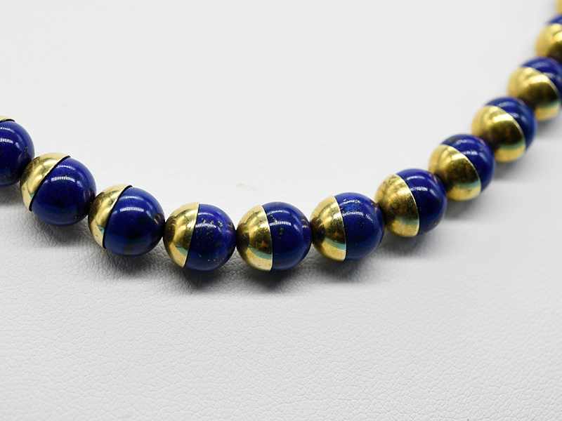 Lapislazuli-Collier mit goldenen Halbkugeln, aus der Goldschmiedewerkstatt Scheele, Hamburg, 21. Jh. - Image 2 of 2