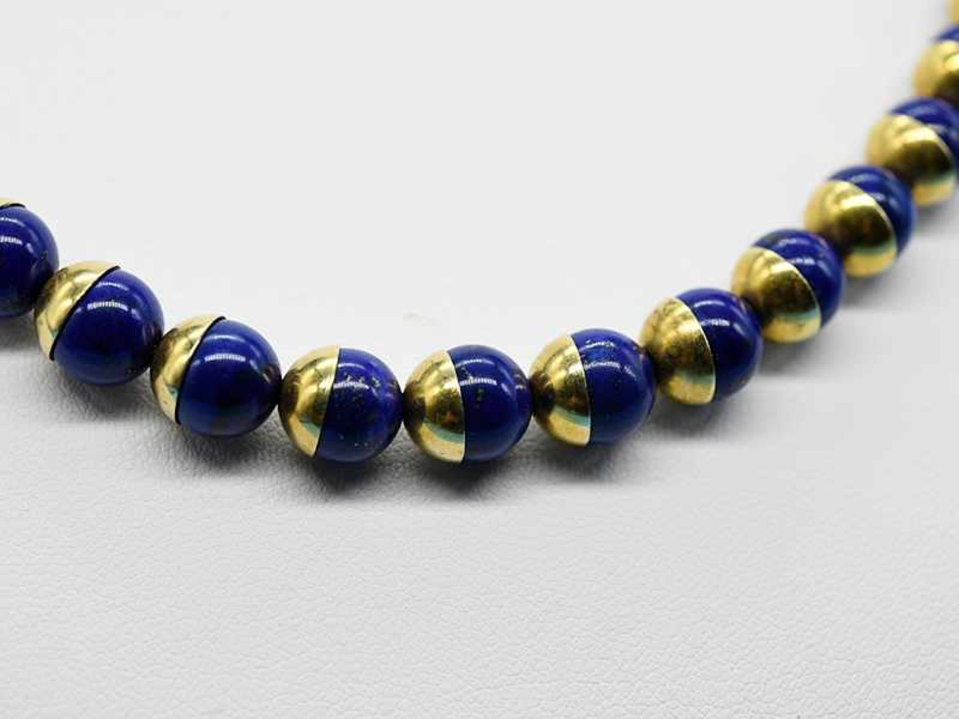 Lapislazuli-Collier mit goldenen Halbkugeln, aus der Goldschmiedewerkstatt Scheele, Hamburg, 21. Jh. - Bild 2 aus 2