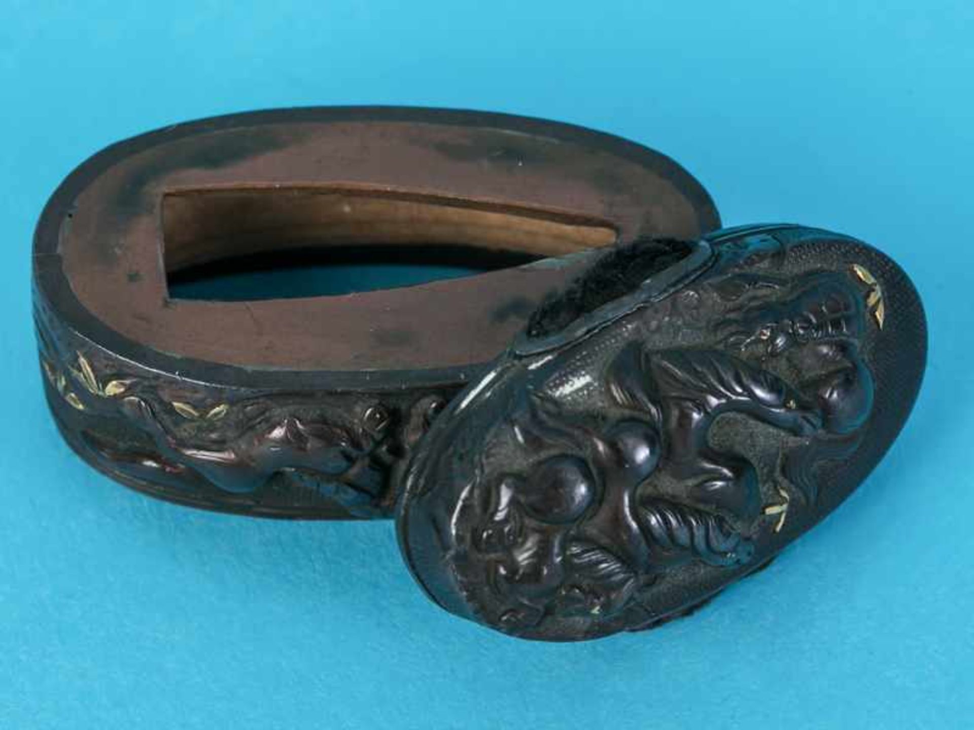 Fuchi Kashira und Kozuka, Japan, Meiji-Zeit. Shakudo mit Vergoldungen und Kupfer; mit reliefierten - Bild 4 aus 7