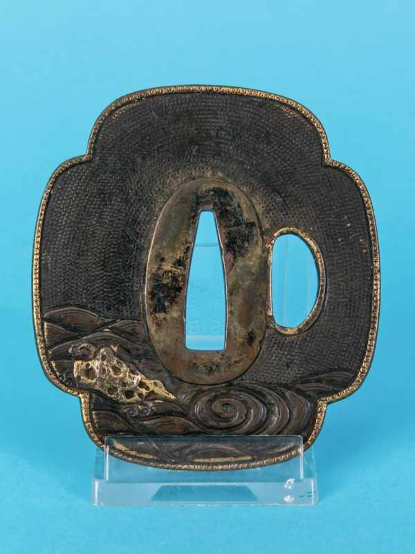 Tsuba mit seltenem Schiffsmotiv, Japan, 18./19. Jh. Shakudo mit Versilberung und Vergoldungen; 4- - Bild 2 aus 2