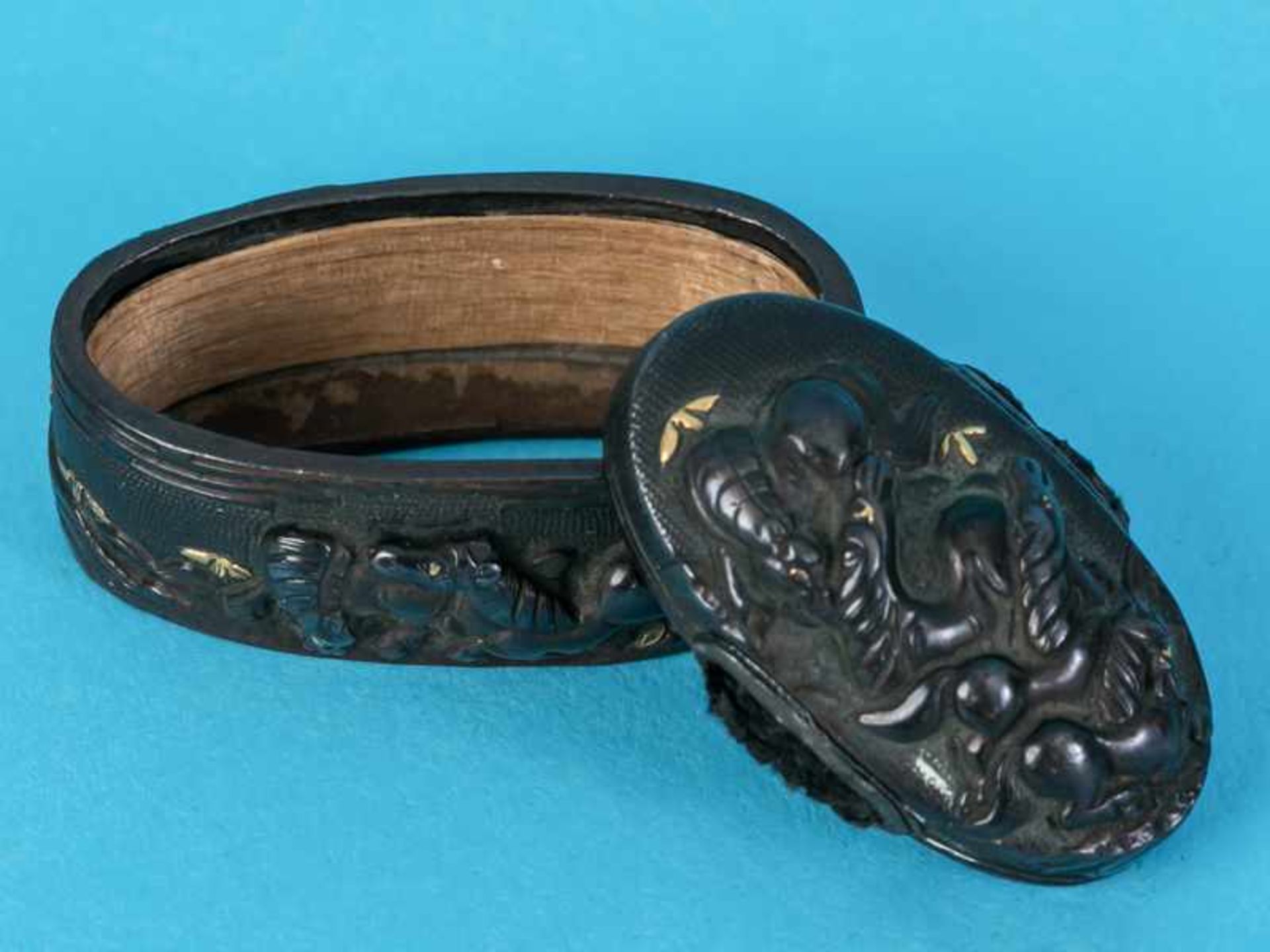 Fuchi Kashira und Kozuka, Japan, Meiji-Zeit. Shakudo mit Vergoldungen und Kupfer; mit reliefierten - Bild 7 aus 7