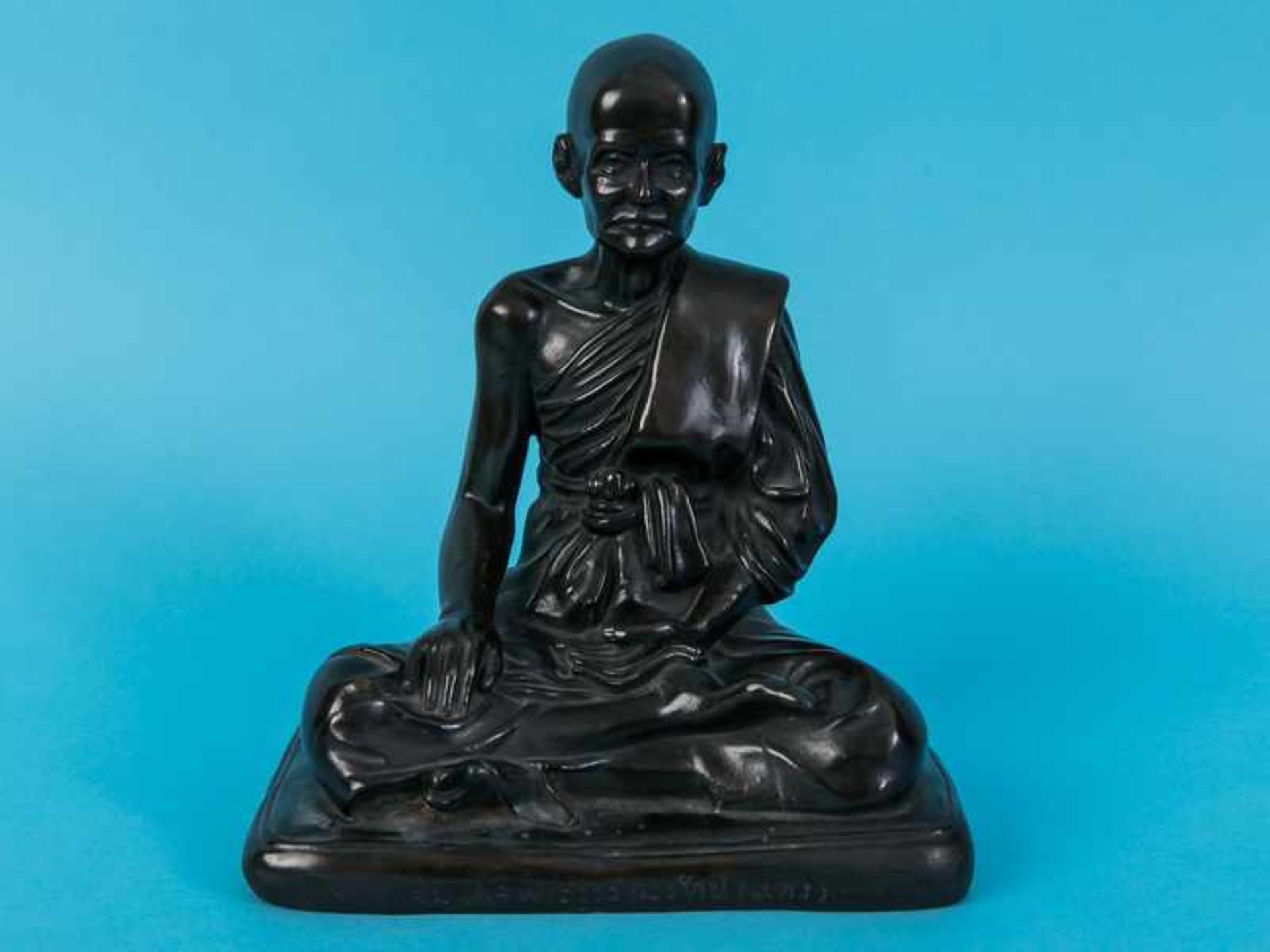 Figurenplastik "Buddhistischer Mönch", Thailand, 19./20. Jh. Bronze, dunkelbraunfarbig patiniert;