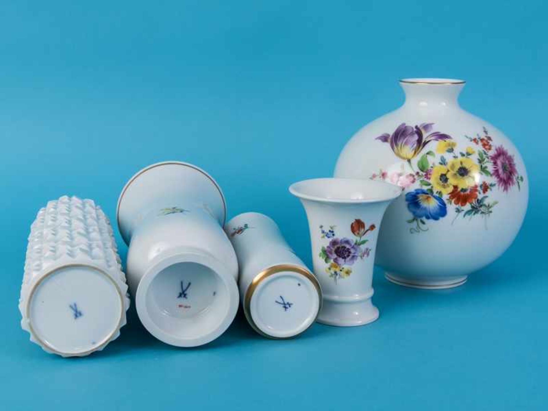 5 verschiedene Vasen, 4x "Deutsche Blume" + 1x Weiß/Design Ludwig Zepner; Meissen, 20. Jh. - Bild 3 aus 3