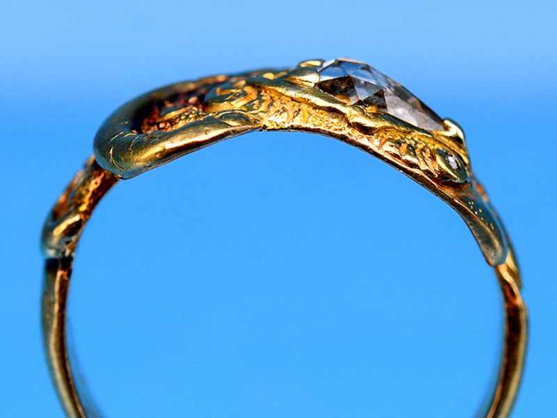 Ring in Schlangenform mit Diamantrose ca. 0,4-0,5 ct, um 1900. Hochkarätiges Gelbgold. Gesamtgewicht - Bild 4 aus 6