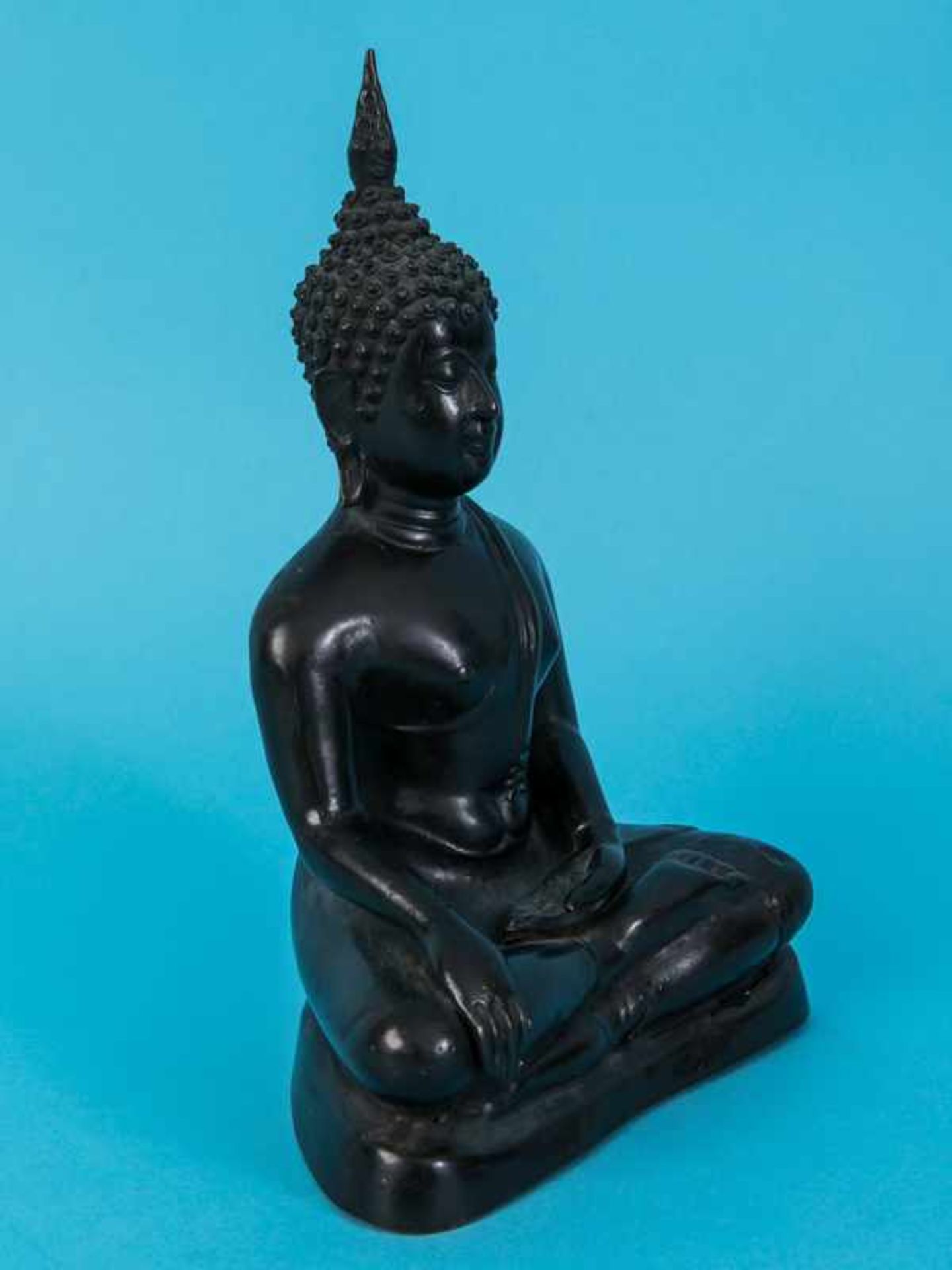 Buddha-Figurenplastik "Bhumisparsha", Thailand, 19./20. Jh. Bronze, schwarzfarbige Patina; auf - Bild 4 aus 8