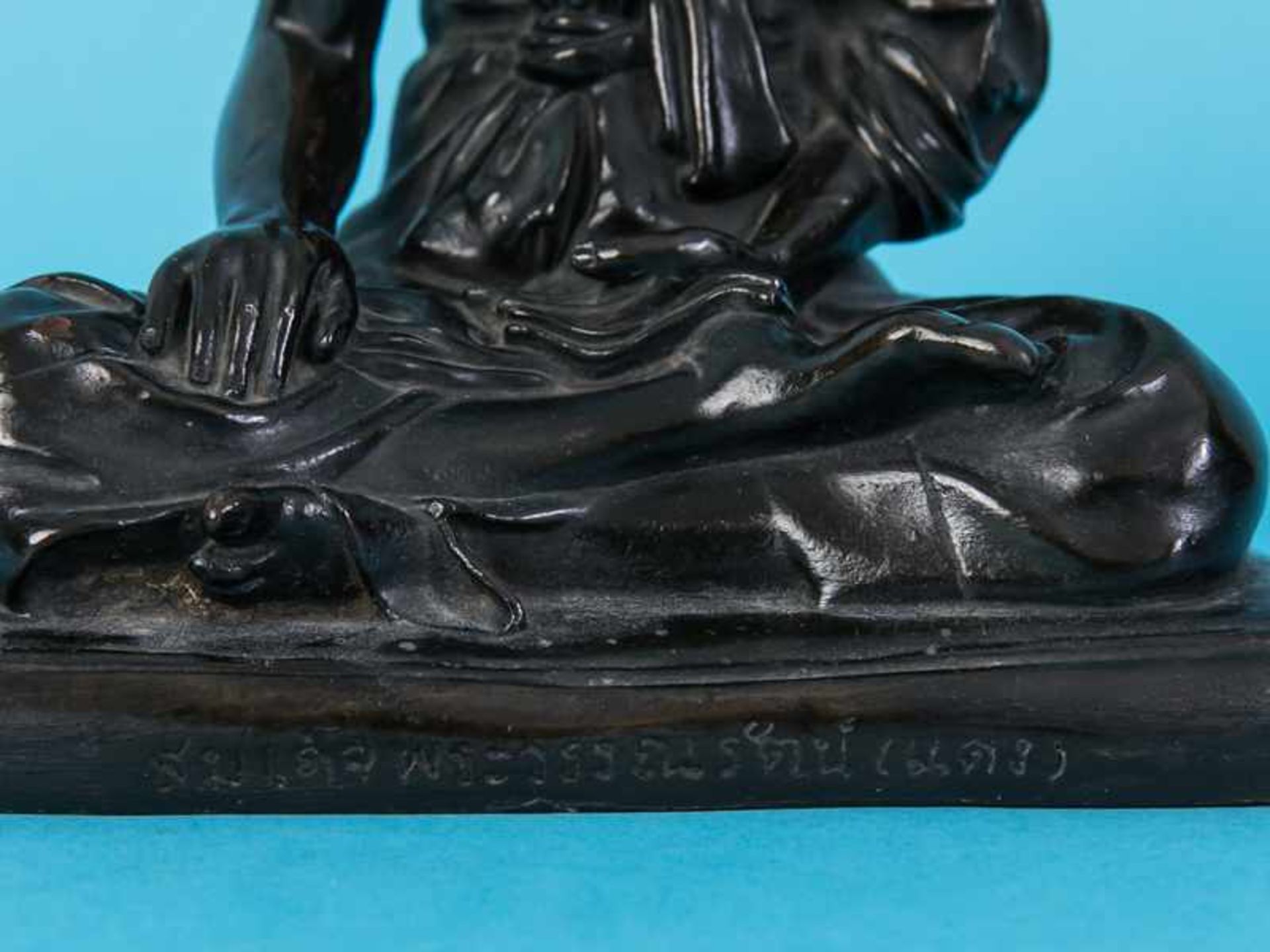Figurenplastik "Buddhistischer Mönch", Thailand, 19./20. Jh. Bronze, dunkelbraunfarbig patiniert; - Bild 3 aus 9