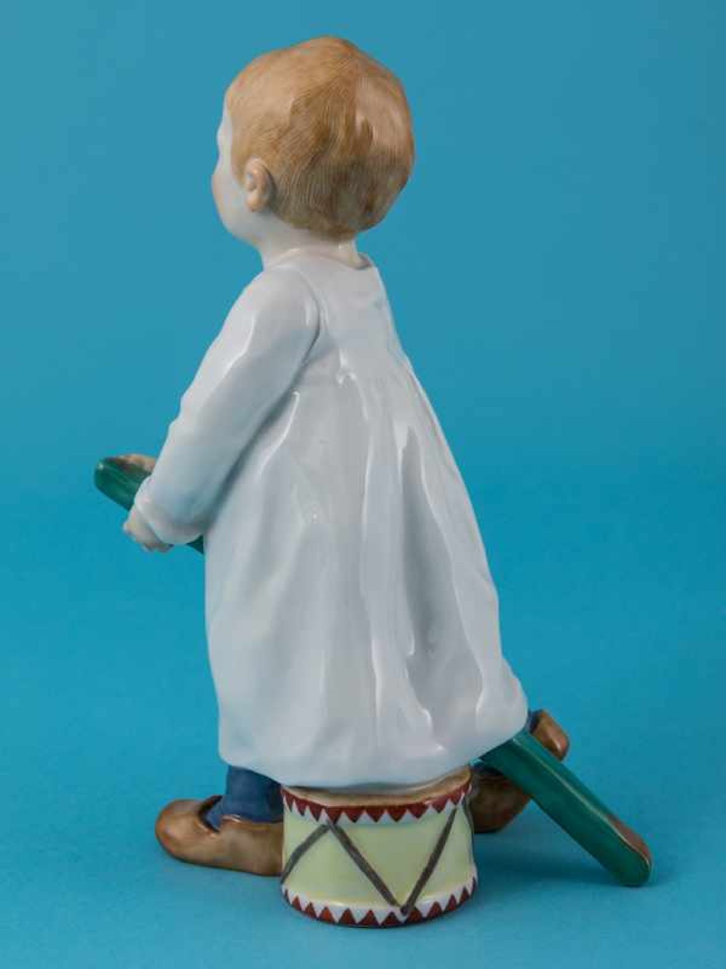 Figur "Kind mit Stecken und Trommel"; Entwurf: Julius Konrad Hentschel (1872 - 1907); Meissen, 1982. - Image 6 of 8