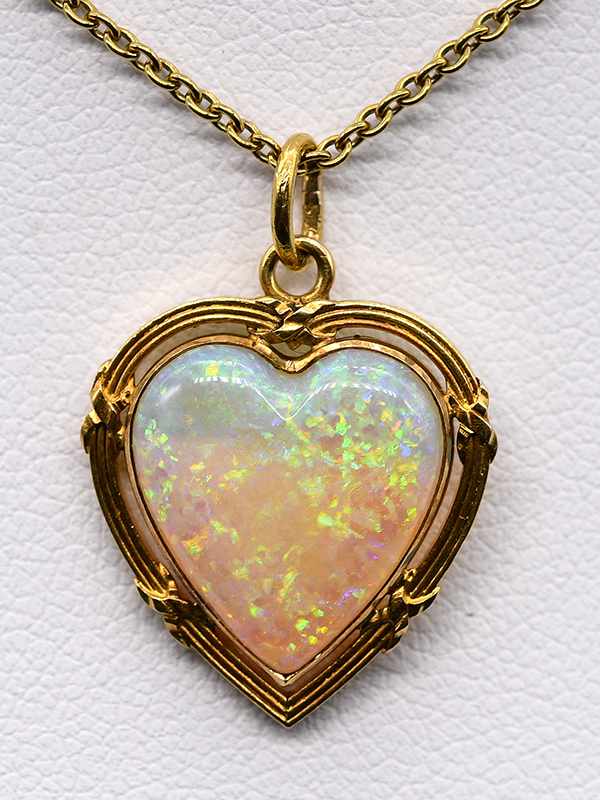 Herzanhänger mit Opal-Cabochon und feiner Ankerkette, um 1900. Gesamtgewicht ca. 4,11 g 1.) Anhänger