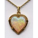 Herzanhänger mit Opal-Cabochon und feiner Ankerkette, um 1900. Gesamtgewicht ca. 4,11 g 1.) Anhänger