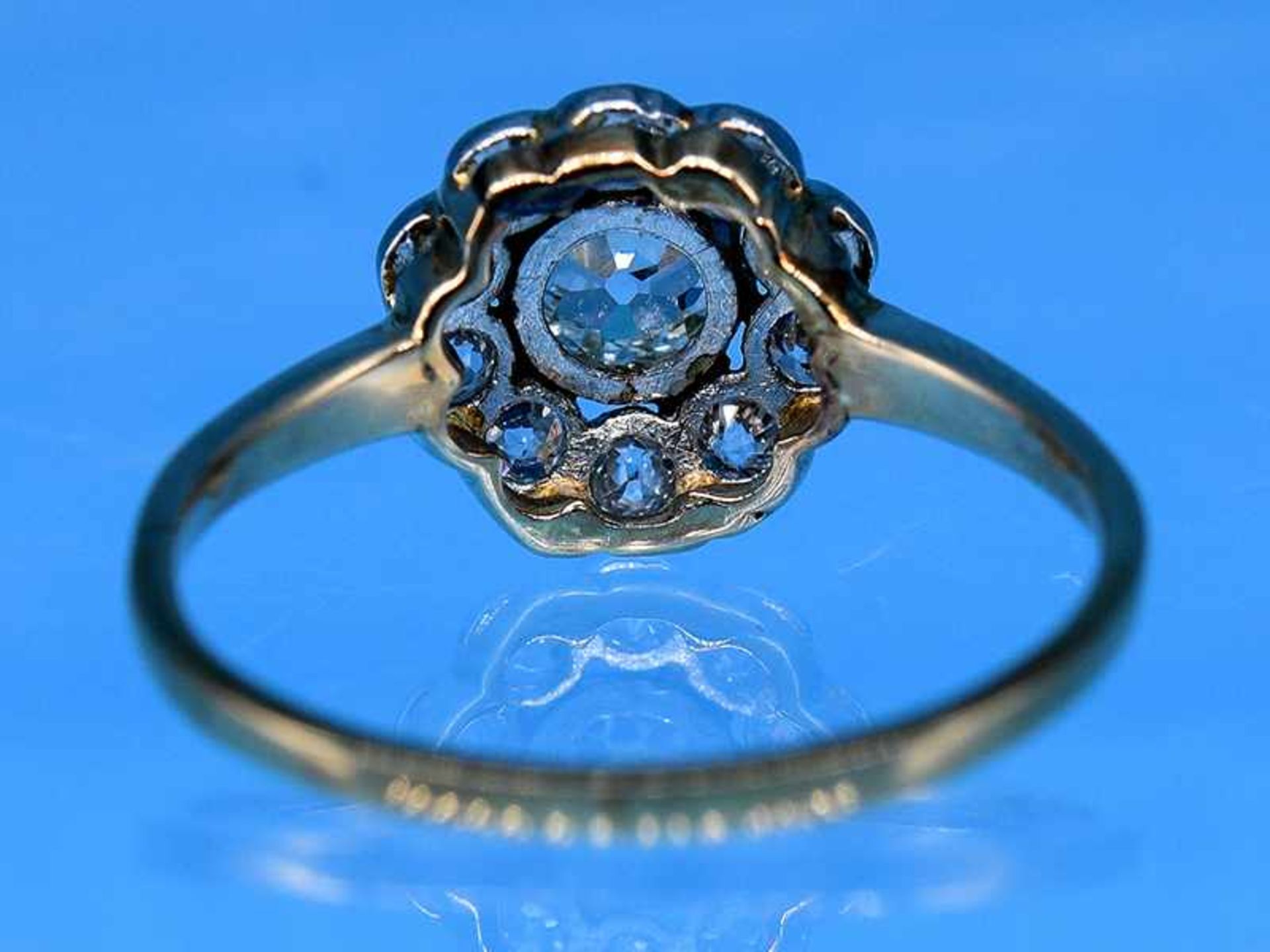 Ring mit Altschliff-Diamanten, zusammen ca. 0,8 ct, um 1900 585/- Gelbgold und Silber parkettiert. - Bild 4 aus 4