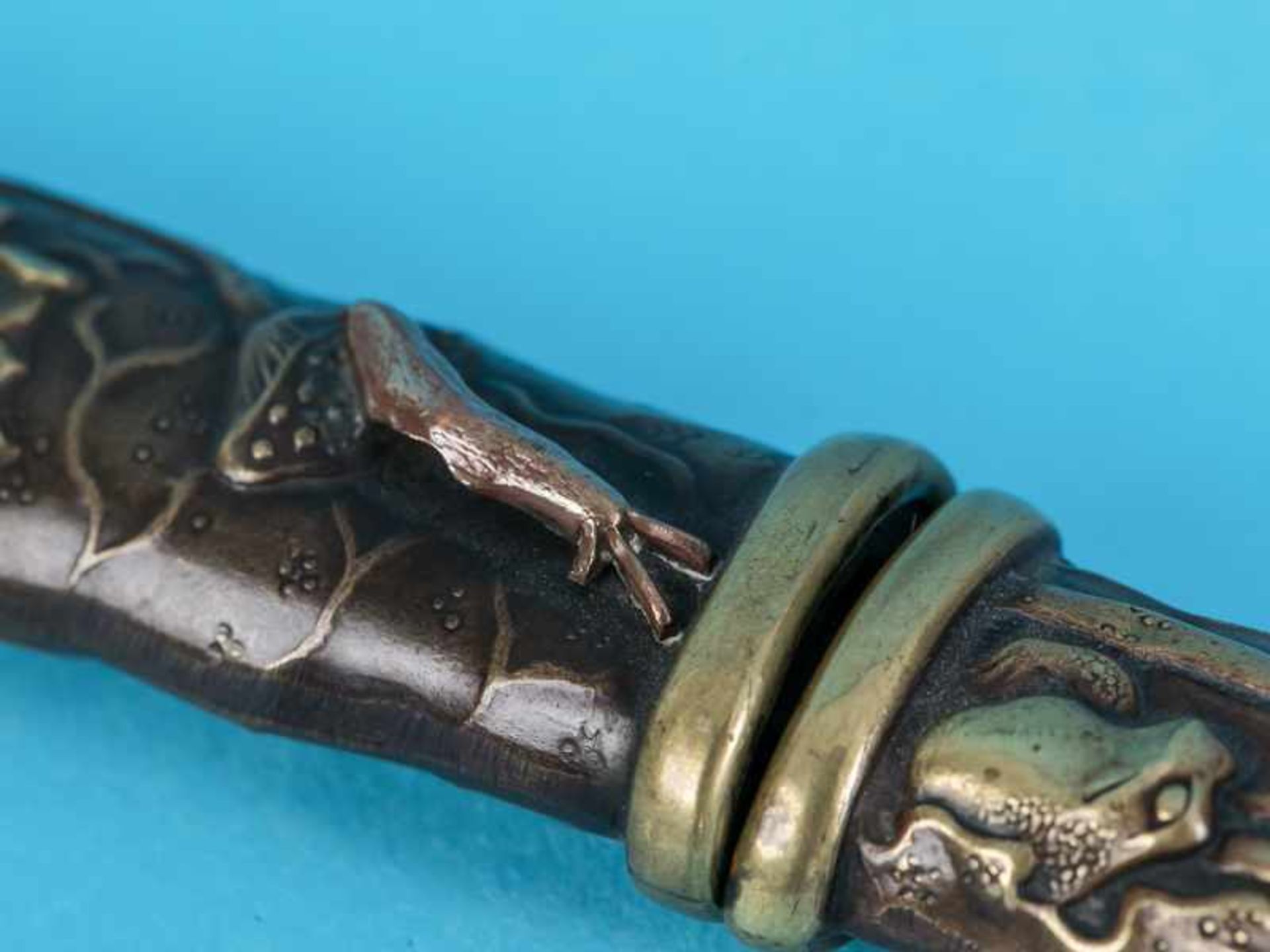 Kleines japanisches Messer mit Scheide, um 1900. Messing und Kupfer; auf Griff und Gehäuse (bzw. - Bild 5 aus 6