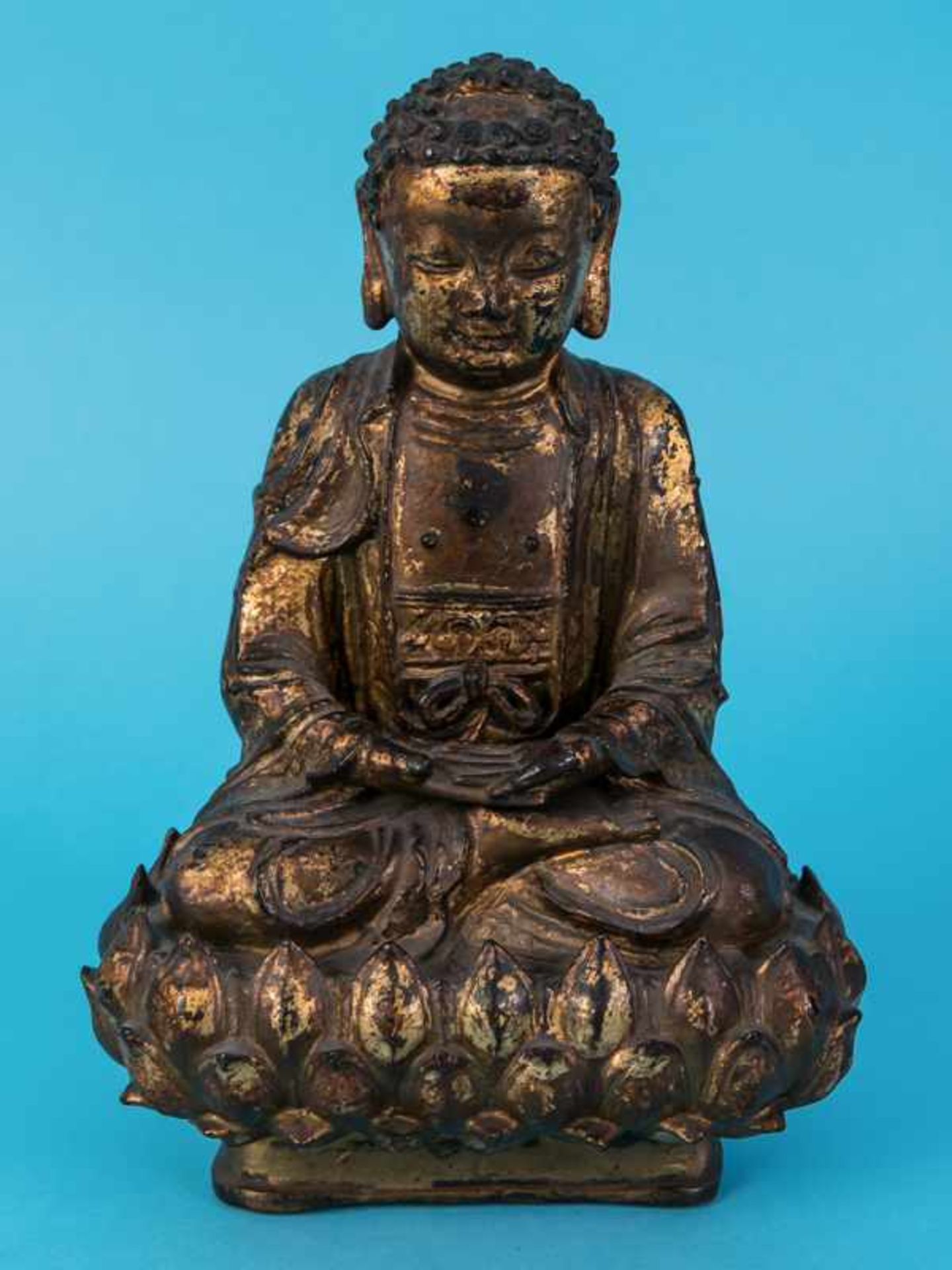 Buddha-Plastik, Tibet/China, 16. - 18. Jh. Bronze mit originaler Vergoldung; auf Lotusblütensockel