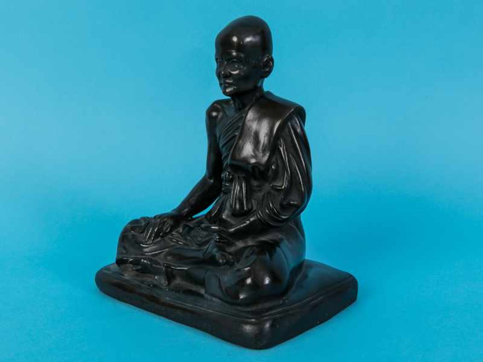 Figurenplastik "Buddhistischer Mönch", Thailand, 19./20. Jh. Bronze, dunkelbraunfarbig patiniert; - Image 9 of 9