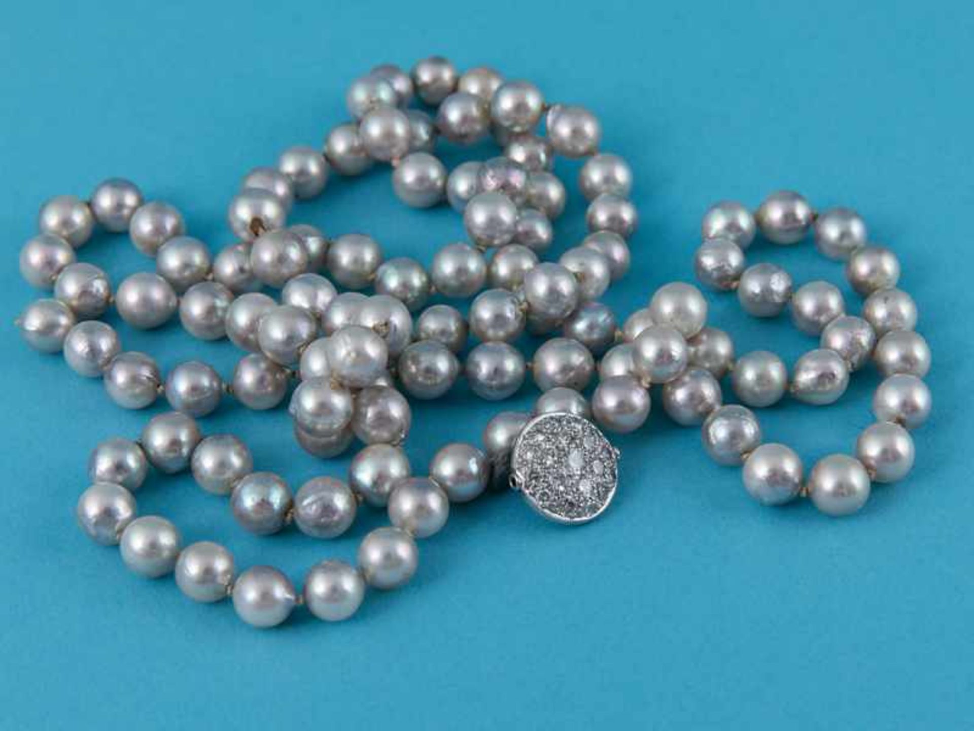Lange Akoja-Perlenkette mit (ca. 38) Brillanten besetztem Zwischenteil, zusammen ca. 1,8 ct, 20.