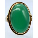 Ring mit grünem Achat, 70- er Jahre 585/- Gelbgold. Gesamtgewicht ca. 7,8 g. Hochoval gefaßter,
