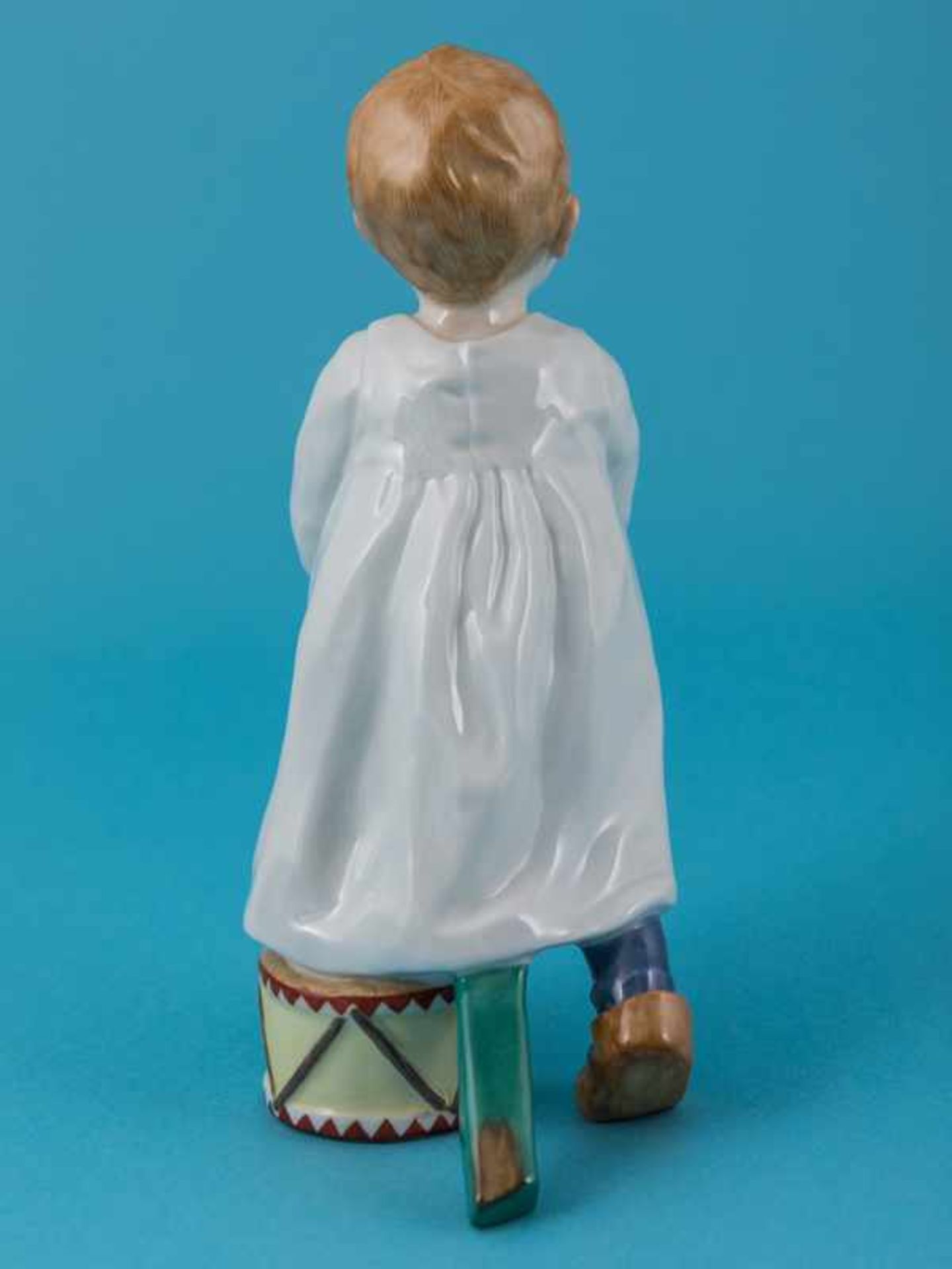 Figur "Kind mit Stecken und Trommel"; Entwurf: Julius Konrad Hentschel (1872 - 1907); Meissen, 1982. - Image 8 of 8