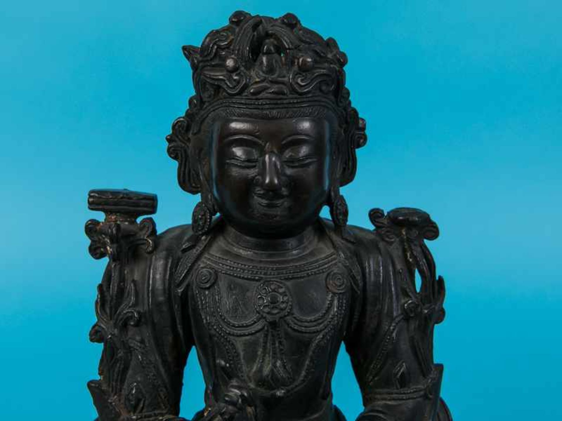 Buddha-Plastik "Tarjani Mudra"/Guan Yin, Tibet, 17./18. Jh. Bronze mit Resten von alter originaler - Bild 3 aus 9