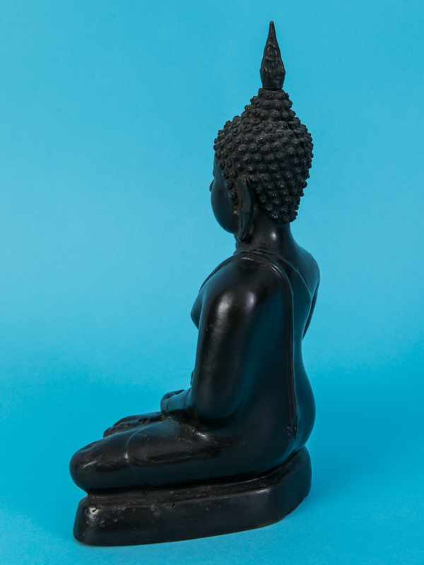 Buddha-Figurenplastik "Bhumisparsha", Thailand, 19./20. Jh. Bronze, schwarzfarbige Patina; auf - Bild 7 aus 8