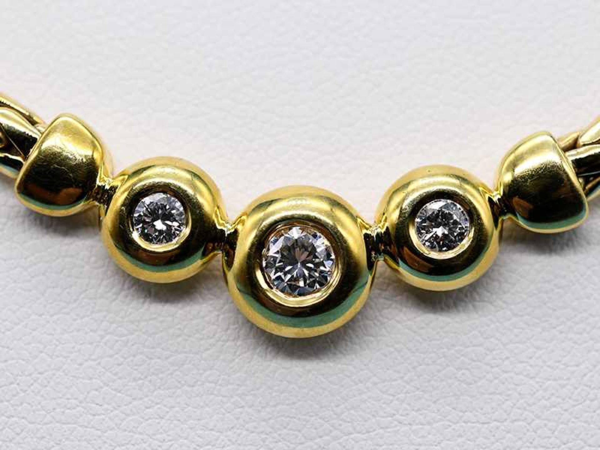 Collier mit 3 Brillanten, zusammen ca. 0,6 ct, 90- er Jahre 585/- Gelbgold. Gesamtgewicht ca. 27,5