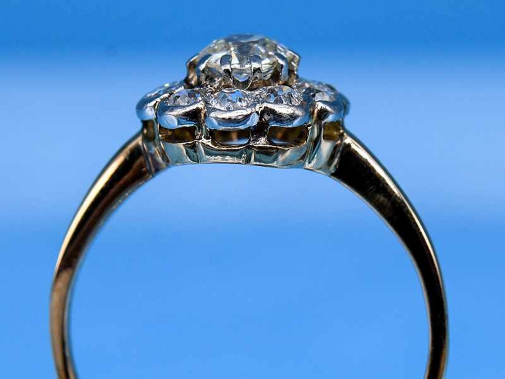 Ring mit Altschliff-Diamanten, zusammen ca. 0,8 ct, um 1900 585/- Gelbgold und Silber parkettiert. - Bild 2 aus 4