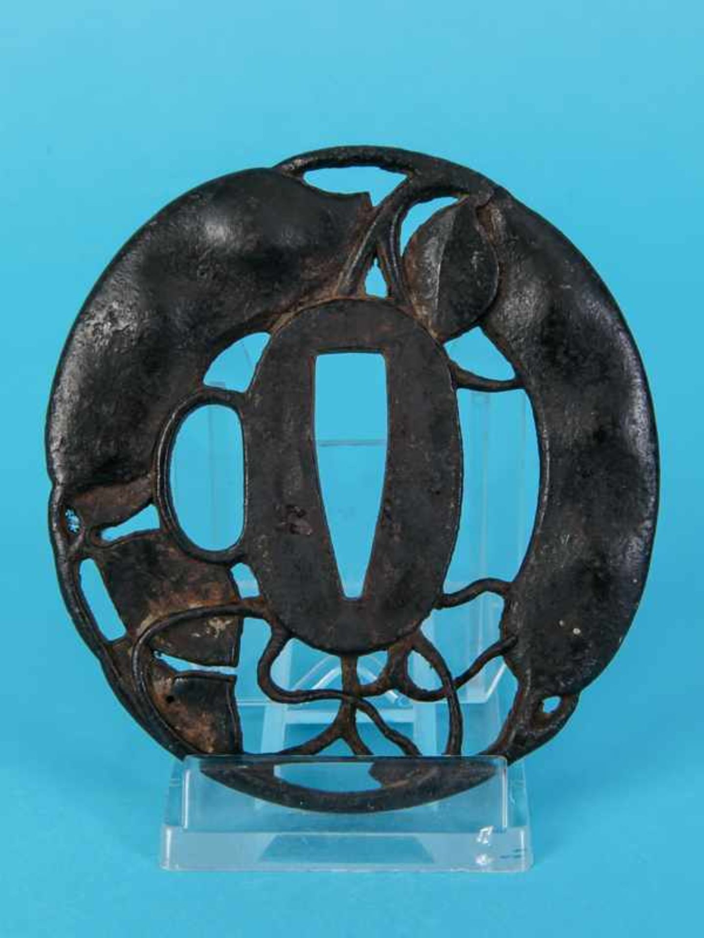 Tsuba mit Bohnenmotiv, Japan, 17./18. Jh. Eisen; etwas unregelmäßige Rundform mit teils filigran- - Bild 2 aus 2